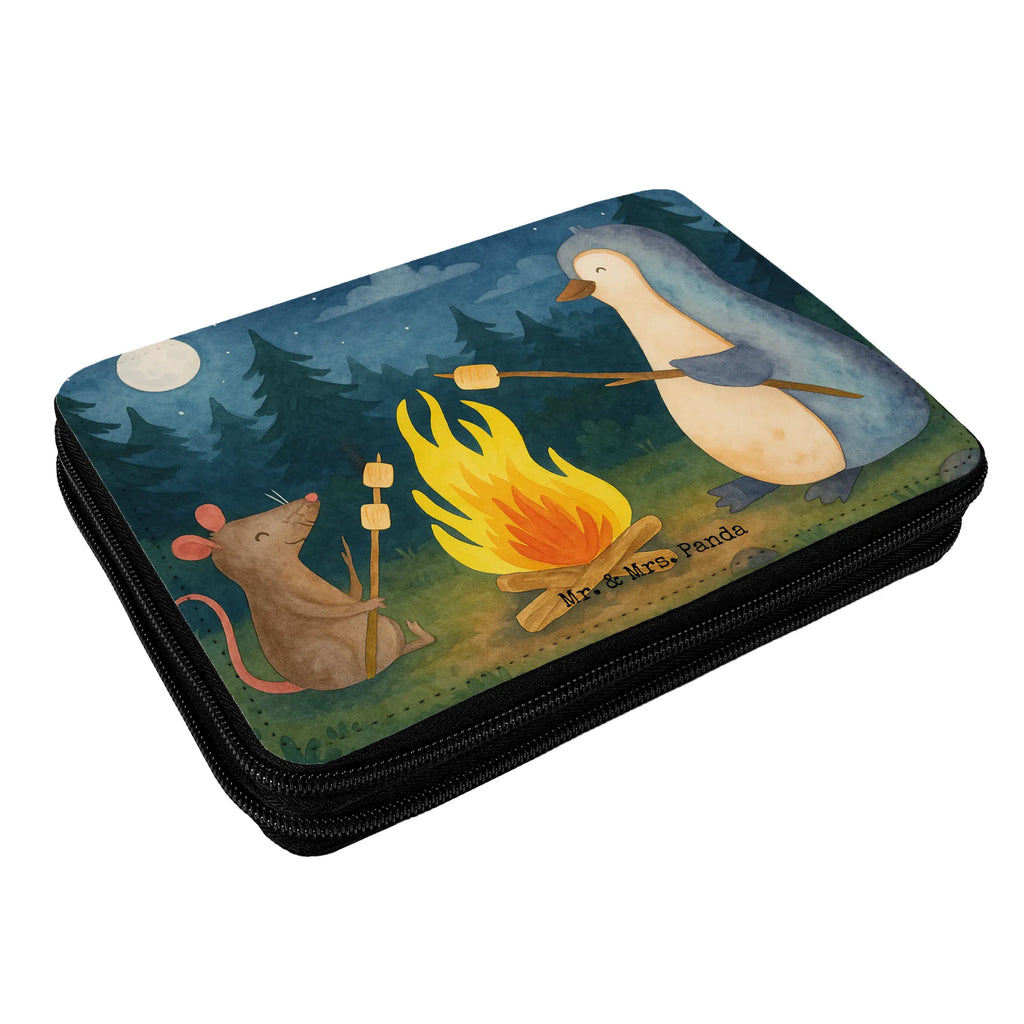 Federmappe Pinguin Lagerfeuer Design Federmappe, Stiftetasche, Stifte Etui, Schule, Einschulung, Geschenk, Kind, Schüler, Schülerin, Stifterolle, Federmäppchen, Motiv, Grundschule, Federmäppchen bedruckt, Büro Stifte Etui, Bestückte Federmappe, Kinder Federmappe, Federmappe Einschulung, Pinguin, Maus, Pinguine, Lagerfeuer, Leben, Arbeit, Job, Motivation, Büro, Büroalltag, Lebensspruch, Lebensmotivation, Neustart, Liebe, grillen, Feuer, Marshmallows