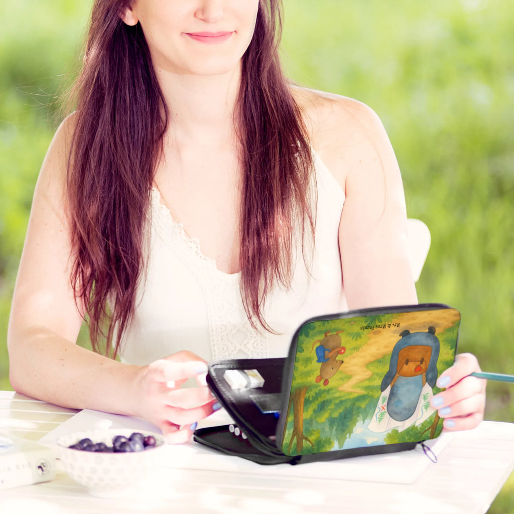 Leather folder Penguin & Mouse Hiker Design Federmappe, Stiftetasche, Stifte Etui, Schule, Einschulung, Geschenk, Kind, Schüler, Schülerin, Stifterolle, Federmäppchen, Motiv, Grundschule, Federmäppchen bedruckt, Büro Stifte Etui, Bestückte Federmappe, Kinder Federmappe, Federmappe Einschulung, Pinguin, Pinguine, Abenteurer, Abenteuer, Roadtrip, Ausflug, Wanderlust, wandern