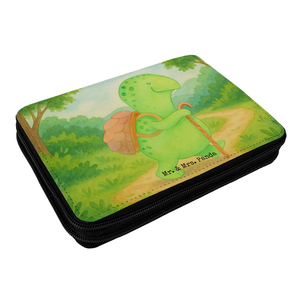 Federmappe Schildkröte Wanderer Design Federmappe, Stiftetasche, Stifte Etui, Schule, Einschulung, Geschenk, Kind, Schüler, Schülerin, Stifterolle, Federmäppchen, Motiv, Grundschule, Federmäppchen bedruckt, Büro Stifte Etui, Bestückte Federmappe, Kinder Federmappe, Federmappe Einschulung, Schildkröte, Schildkröten, Motivation, Motivationsspruch, Motivationssprüche, Neuanfang