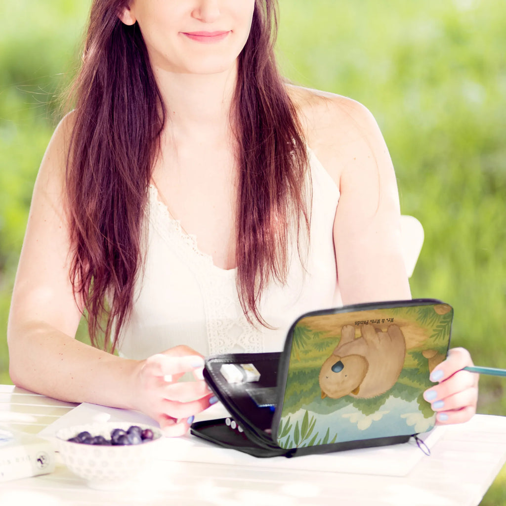 Federmappe Wombat Design Federmappe, Stiftetasche, Stifte Etui, Schule, Einschulung, Geschenk, Kind, Schüler, Schülerin, Stifterolle, Federmäppchen, Motiv, Grundschule, Federmäppchen bedruckt, Büro Stifte Etui, Bestückte Federmappe, Kinder Federmappe, Federmappe Einschulung, Tiermotive, Gute Laune, lustige Sprüche, Tiere, Wombat, Das Leben ist schön, Motivation, Spruch, Australien