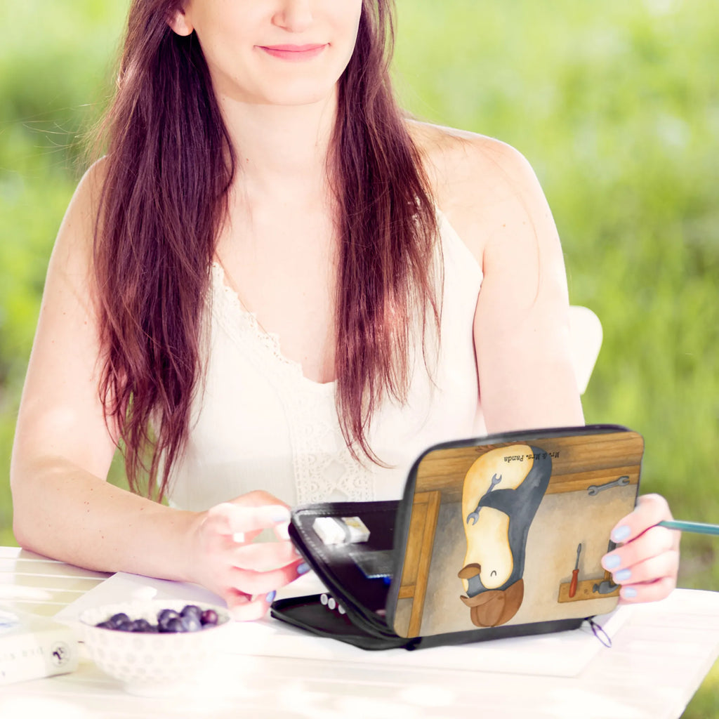 Leather folder If Daddy can't fix it, we're screwed. Design Federmäppchen, Schülerin, Stifterolle, Motiv, Schüler, Federmappe Einschulung, Federmappe, Schule, Büro Stifte Etui, Stifte Etui, Grundschule, Kind, Einschulung, Kinder Federmappe, Federmäppchen bedruckt, Bestückte Federmappe, Stiftetasche, Geschenk, Familie, Vatertag, Muttertag, Bruder, Schwester, Mama, Papa, Oma, Opa, Geschenk Papa, Bester Papa der Welt, Vater