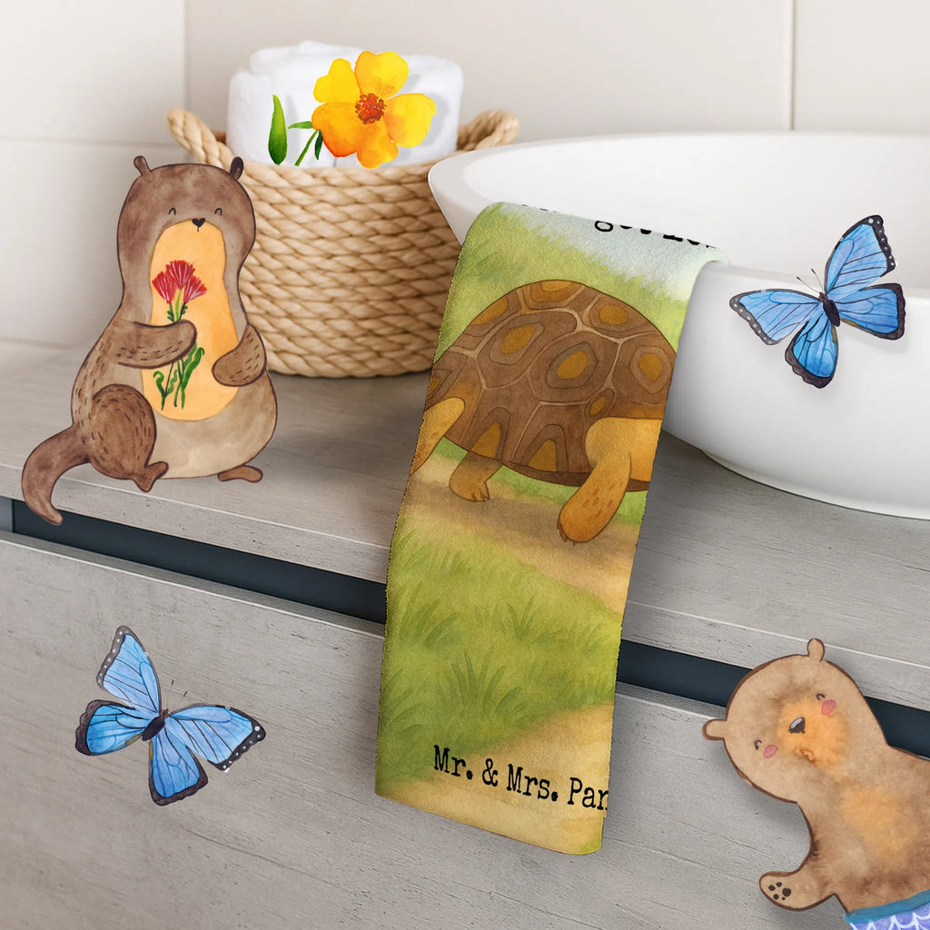 Gästehandtuch Schildkröte Marschieren Design Gästehandtuch Schnell Trocknend, Gästehandtuch Mit Muster, Gästehandtücher, Gästehandtuch Für Hotels, Handtuch Klein, Gästehandtuch Nachhaltig, Gästehandtuch Bunt, Gästehandtuch Baumwolle, Gästehandtuch, Gästehandtuch Bio Baumwolle, Gästehandtuch Grau, Gästehandtuch Weich, Gästehandtuch 30x50, Gästehandtuch Mit Bordüre, Handtuch Für Gäste-WC, Gästehandtuch Klassisch, Handtuch Gästezimmer, Gäste-Tuch, Gästehandtuch Schwarz, Gästehandtuch Waschbar, Handtuch Für Toilette, Gästehandtuch Pflegeleicht, Gästehandtuch Beige, Gästehandtuch Set, Gästehandtuch Bad, Waschhandtuch, Gästehandtuch Badezimmer, Gästehandtuch Ökologisch, Handtuch Gästeformat, Gästehandtuch Hochwertig, Handtuch Für Gäste, Gästehandtuch Saugfähig, Gästehandtuch Strapazierfähig, Gästehandtuch Weiß, Kleines Handtuch, Gästehandtuch Modern, Meerestiere, Meer, Urlaub, Inspiration, Neustart, Schildkröten, Lieblingsmensch, get lost, Abenteuer, Reiselust, Schildkröte, Motivation