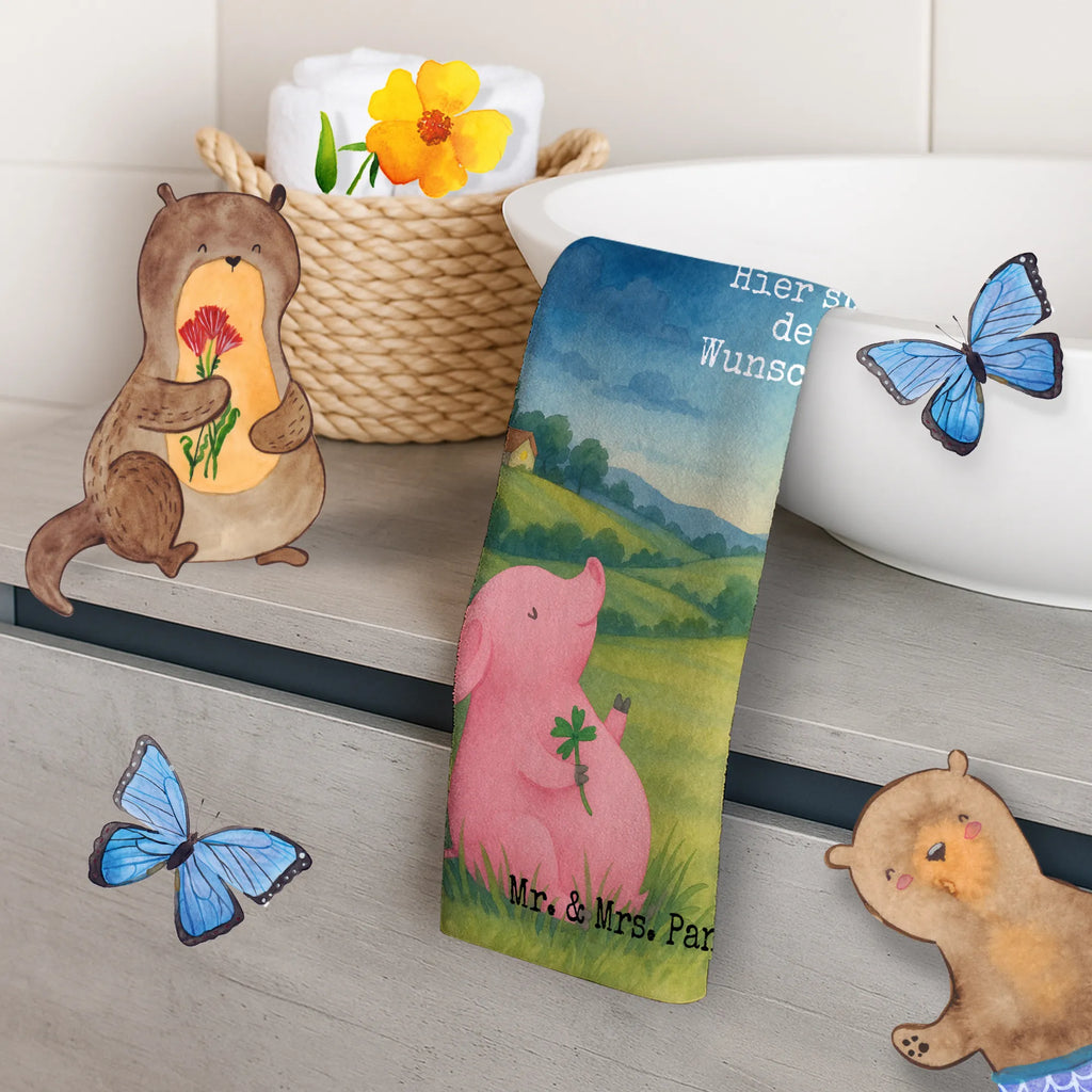 Personalisiertes Gästehandtuch Schwein Glück Design Gästehandtuch Waschbar Mit Name, Gästehandtuch 30x50 Mit Name, Gästehandtuch Set Personalisiert, Gästehandtuch Bunt Personalisiert, Gästehandtuch Saugfähig Mit Wunschtext, Handtuch Klein Mit Namen, Gästehandtuch Modern Mit Namen, Gästehandtuch Schnell Trocknend Mit Wunschtext, Waschhandtuch Mit Wunschtext, Kleines Handtuch Personalisiert, Gästehandtuch Weiß Mit Namen, Handtuch Für Gäste-WC Mit Name, Gästehandtuch Weich Mit Namen, Gästehandtuch Pflegeleicht Mit Gravur, Gästehandtuch Schwarz Mit Namen, Handtuch Für Toilette Personalisiert, Gästehandtuch Mit Bordüre Und Wunschtext, Gästehandtuch Grau Mit Wunschtext, Gästehandtuch Bad Mit Wunschtext, Handtuch Gästeformat Mit Gravur, Handtuch Gästezimmer Mit Namen, Handtuch Für Gäste Mit Name, Gästehandtuch Für Hotels Mit Gravur, Gästehandtuch Hochwertig Personalisiert, Gästehandtuch Badezimmer Personalisiert, Gäste-Tuch Mit Wunschtext, Gästehandtuch Baumwolle Mit Namen, Personalisiertes Gästehandtuch, Gästehandtuch Mit Muster Und Name, Gästehandtuch Bio Baumwolle Mit Text, Gästehandtücher Mit Wunschtext, Gästehandtuch Klassisch Mit Wunschtext, Gästehandtuch Nachhaltig Personalisiert, Gästehandtuch Beige Mit Gravur, Gästehandtuch Strapazierfähig Mit Text, Gästehandtuch Ökologisch Mit Namen, Gästehandtuch Mit Namen, Tiermotive, Gute Laune, lustige Sprüche, Tiere, Schweinchen, Schwein, Ziele, Sterne, Motivation, Träume, Sernchen, Glücksbringer, Glücksschwein. Glück