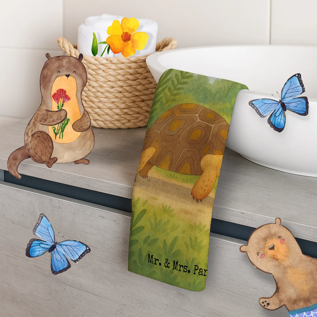 Gästehandtuch Schildkröte Marschieren Design Gästehandtuch Schnell Trocknend, Gästehandtuch Mit Muster, Gästehandtücher, Gästehandtuch Für Hotels, Handtuch Klein, Gästehandtuch Nachhaltig, Gästehandtuch Bunt, Gästehandtuch Baumwolle, Gästehandtuch, Gästehandtuch Bio Baumwolle, Gästehandtuch Grau, Gästehandtuch Weich, Gästehandtuch 30x50, Gästehandtuch Mit Bordüre, Handtuch Für Gäste-WC, Gästehandtuch Klassisch, Handtuch Gästezimmer, Gäste-Tuch, Gästehandtuch Schwarz, Gästehandtuch Waschbar, Handtuch Für Toilette, Gästehandtuch Pflegeleicht, Gästehandtuch Beige, Gästehandtuch Set, Gästehandtuch Bad, Waschhandtuch, Gästehandtuch Badezimmer, Gästehandtuch Ökologisch, Handtuch Gästeformat, Gästehandtuch Hochwertig, Handtuch Für Gäste, Gästehandtuch Saugfähig, Gästehandtuch Strapazierfähig, Gästehandtuch Weiß, Kleines Handtuch, Gästehandtuch Modern, Meerestiere, Meer, Urlaub, Inspiration, Neustart, Schildkröten, Lieblingsmensch, get lost, Abenteuer, Reiselust, Schildkröte, Motivation