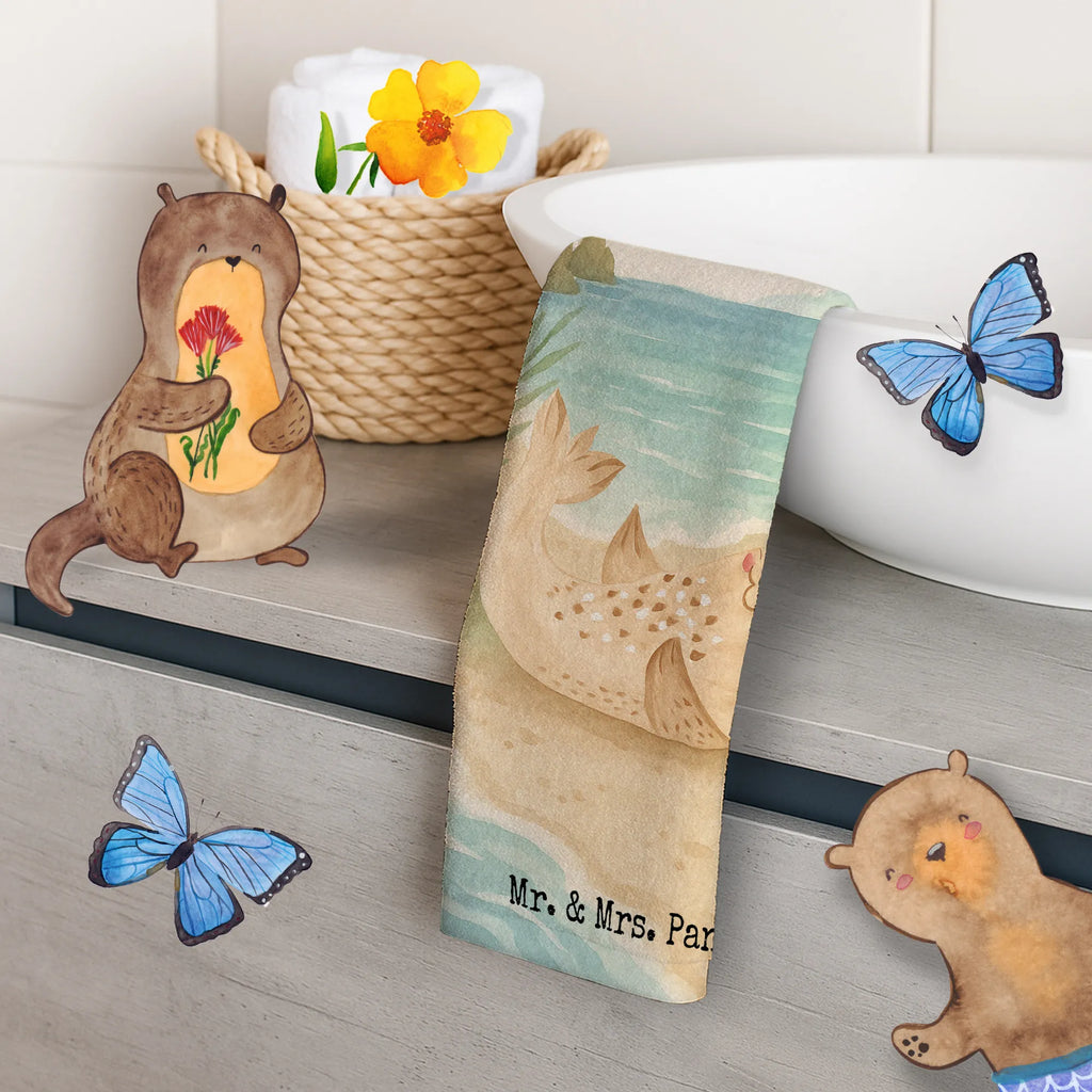 Gästehandtuch Robbe Liegen Design Gästehandtuch, Gästehandtücher, Handtuch Für Gäste, Gäste-Tuch, Kleines Handtuch, Handtuch Klein, Waschhandtuch, Handtuch Für Gäste-WC, Handtuch Für Toilette, Gästehandtuch Bad, Gästehandtuch Badezimmer, Handtuch Gästezimmer, Gästehandtuch Für Hotels, Gästehandtuch 30x50, Gästehandtuch Set, Gästehandtuch Baumwolle, Gästehandtuch Bio Baumwolle, Gästehandtuch Saugfähig, Gästehandtuch Weich, Gästehandtuch Hochwertig, Gästehandtuch Pflegeleicht, Gästehandtuch Waschbar, Gästehandtuch Strapazierfähig, Gästehandtuch Schnell Trocknend, Gästehandtuch Weiß, Gästehandtuch Beige, Gästehandtuch Grau, Gästehandtuch Schwarz, Gästehandtuch Bunt, Gästehandtuch Mit Muster, Gästehandtuch Mit Bordüre, Gästehandtuch Modern, Gästehandtuch Klassisch, Handtuch Gästeformat, Gästehandtuch Nachhaltig, Gästehandtuch Ökologisch, Tiermotive, Gute Laune, lustige Sprüche, Tiere, Robbe, Robben, Seehund, Strand, Meerestier, Ostsee, Nordsee, Lachen, Freude