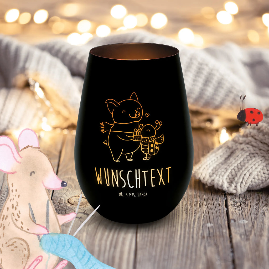 Gold Windlicht Personalisiert Glühschwein Smörle Windlicht Gold Für Weihnachten Mit Spruch, Windlicht Mit Gravur Goldfarben, Kerzenhalter Gold Mit Gravur, Windlicht Goldfarben Mit Personalisierung, Personalisiertes Windlicht Gold, Windlicht Gold Mit Spruch, Windlicht Gold Für Innenbereich Mit Wunschtext, Windlicht Mit Wunschtext Gold, Windlicht Gold Mit Liebevollem Spruch, Laterne Gold Mit Personalisierung, Windlicht Mit Initialen In Gold, Tischdeko Windlicht Gold Mit Namen, Deko Windlicht Gold Mit Namen, Windlicht Mit Persönlicher Botschaft Gold, Windlicht Aus Glas Gold Mit Text, Windlicht Mit Widmung Goldfarben, Windlicht Gold Mit Namen, Windlicht Gold Romantisch Mit Gravur, Luxuriöses Windlicht In Gold Personalisiert, Edles Windlicht Goldfarben Mit Text, Windlicht Aus Metall Gold Mit Gravur, Gold Windlicht Hochzeit Mit Wunschtext, Goldener Teelichthalter Mit Wunschtext, Windlicht Gold Geschenk Personalisiert, Windlicht In Gold Personalisiert, Winter, Weihnachten, Weihnachtsdeko, Nikolaus, Advent, Heiligabend, Wintermotiv, Smörle der stolze Marienkäfer, Handgezeichnetes Glühschwein, Romantische Geschenkidee Glühwein, Herzliches Marienkäfer Motiv, Glühwein ist köstlich Spruch, Kreatives Glühschwein Design, Süßer Marienkäfer gibt Geschenk, Glühwein Liebhaber Geschenk, Marienkäfer in Winterkleidung, Winterlicher Glühwein Spruch