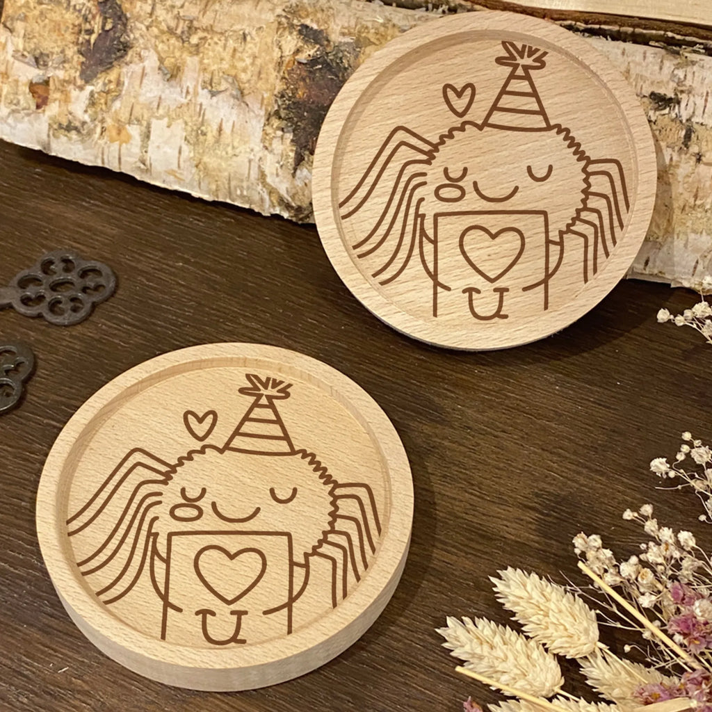 Holz Untersetzer Spinne Agathe Brief Untersetzer graviert, Untersetzer, Holz Untersetzer, Gravierte Untersetzer, Spinne Agathe, Spinne, Agathe, Videos, Merchandise, Heiratsantrag, Liebesgeschenk, Treuetest, Treuebeweis, Ich Liebe dich, Liebesbeweis, Verliebt, Liebespaar