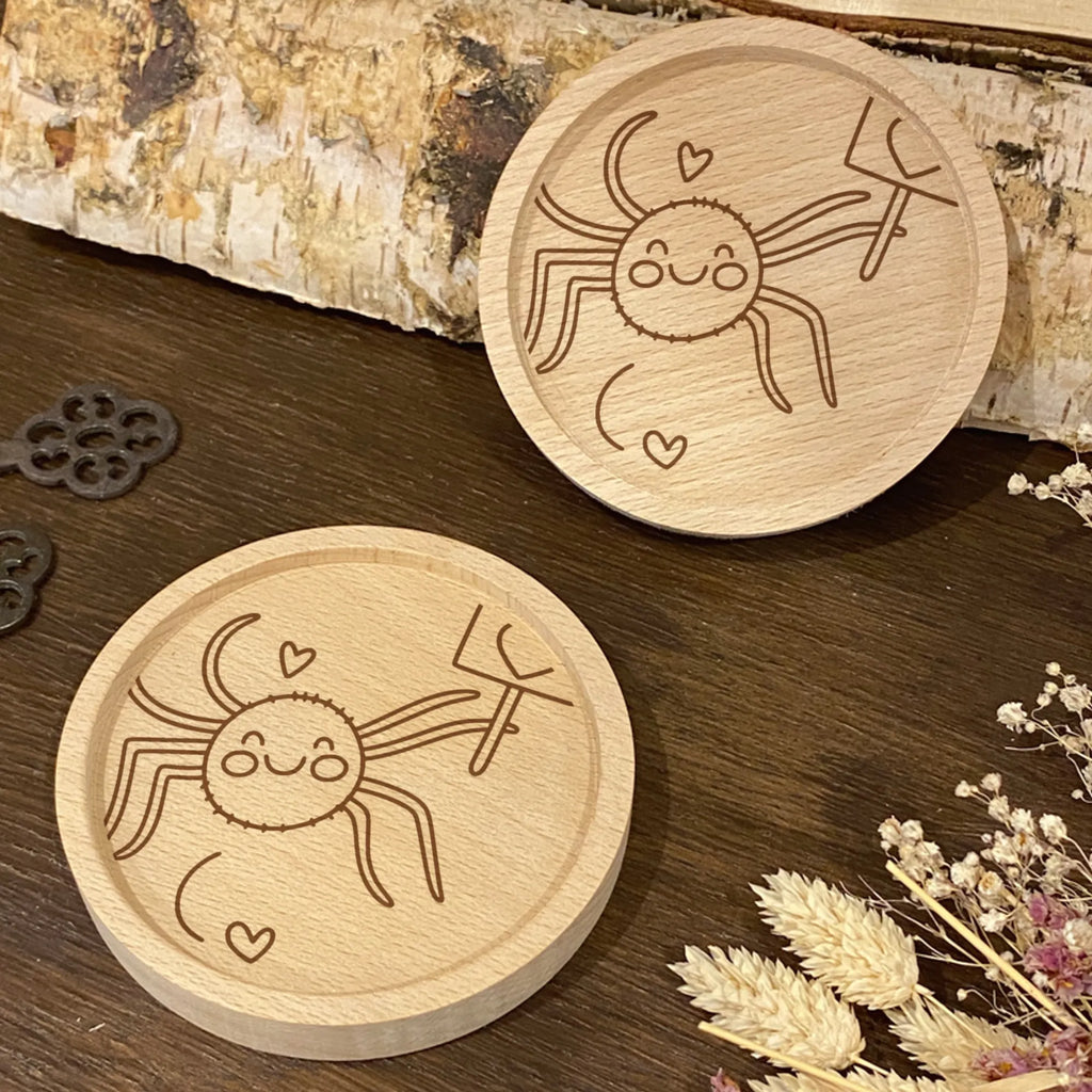 Holz Untersetzer Spinne Agathe Motivation Untersetzer graviert, Holz Untersetzer, Gravierte Untersetzer, Untersetzer, Spinne Agathe, Spinne, Agathe, Videos, Merchandise, Dankeschön, Glück, Liebe, Vertrauen, Motivation