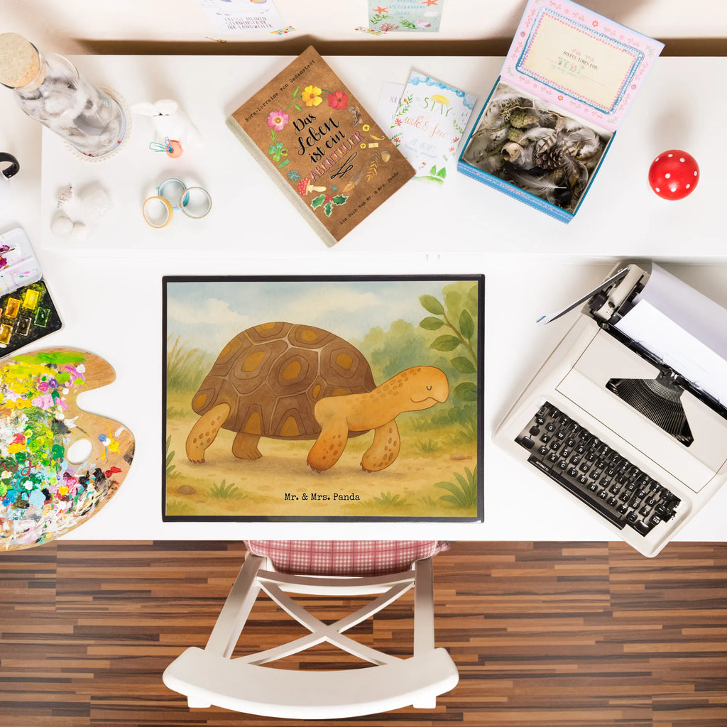Schreibtischunterlage Schildkröte Marschieren Design Schreibunterlage, Schreibtischauflage, Bürobedarf, Büroartikel, Schreibwaren, Schreibtisch Unterlagen, Schreibtischunterlage Groß, Meerestiere, Meer, Urlaub, Schildkröte, Schildkröten, get lost, Abenteuer, Reiselust, Inspiration, Neustart, Motivation, Lieblingsmensch
