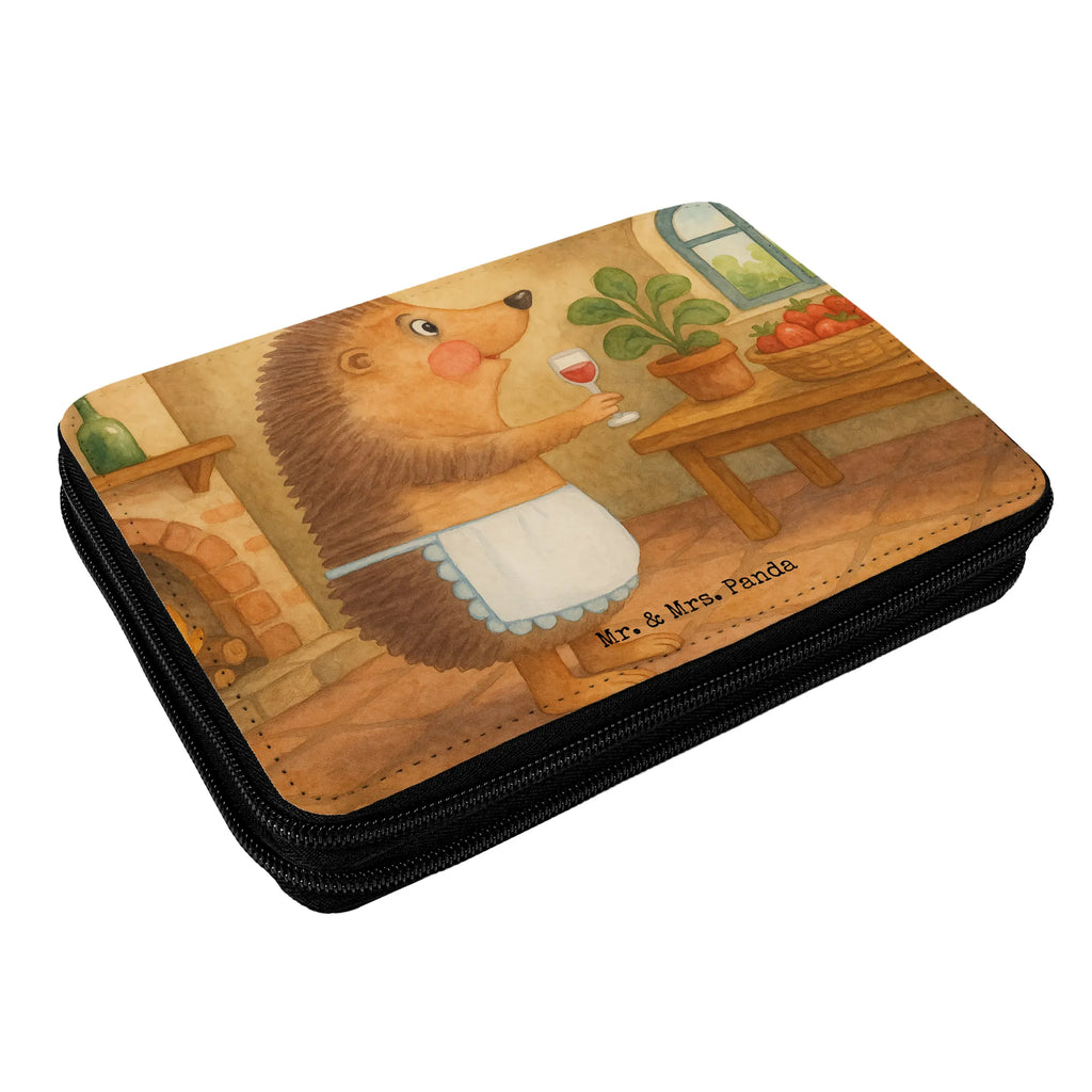 Federmappe Igel Wein Design Federmappe, Stiftetasche, Stifte Etui, Schule, Einschulung, Geschenk, Kind, Schüler, Schülerin, Stifterolle, Federmäppchen, Motiv, Grundschule, Federmäppchen bedruckt, Büro Stifte Etui, Bestückte Federmappe, Kinder Federmappe, Federmappe Einschulung, Tiermotive, Gute Laune, lustige Sprüche, Tiere, Wein Spruch, Igel, Geschenk Weintrinker, Geschenk Weinliebhaber, Wein Deko, Weinglas, Rotwein, Weißwein, Wein trinken