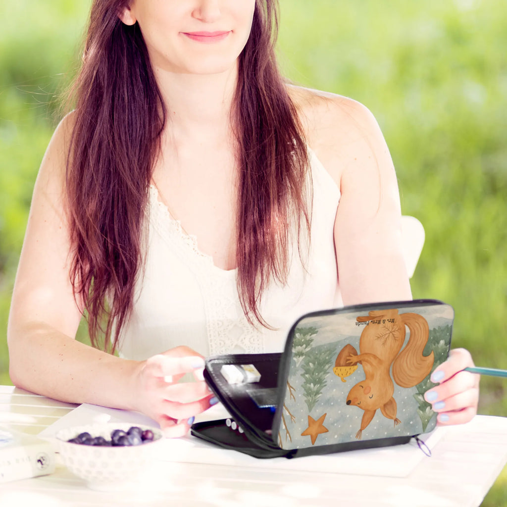 Federmappe Eichhörnchen Weihnachten Design Federmappe, Stiftetasche, Stifte Etui, Schule, Einschulung, Geschenk, Kind, Schüler, Schülerin, Stifterolle, Federmäppchen, Motiv, Grundschule, Federmäppchen bedruckt, Büro Stifte Etui, Bestückte Federmappe, Kinder Federmappe, Federmappe Einschulung, Winter, Weihnachten, Weihnachtsdeko, Nikolaus, Advent, Heiligabend, Wintermotiv, Frohe Weihnachten, Frohes neues Jahr, Guten Rutsch, Weihnachtsmotiv, Weihnachtsgruß, Neujahr, Vogel