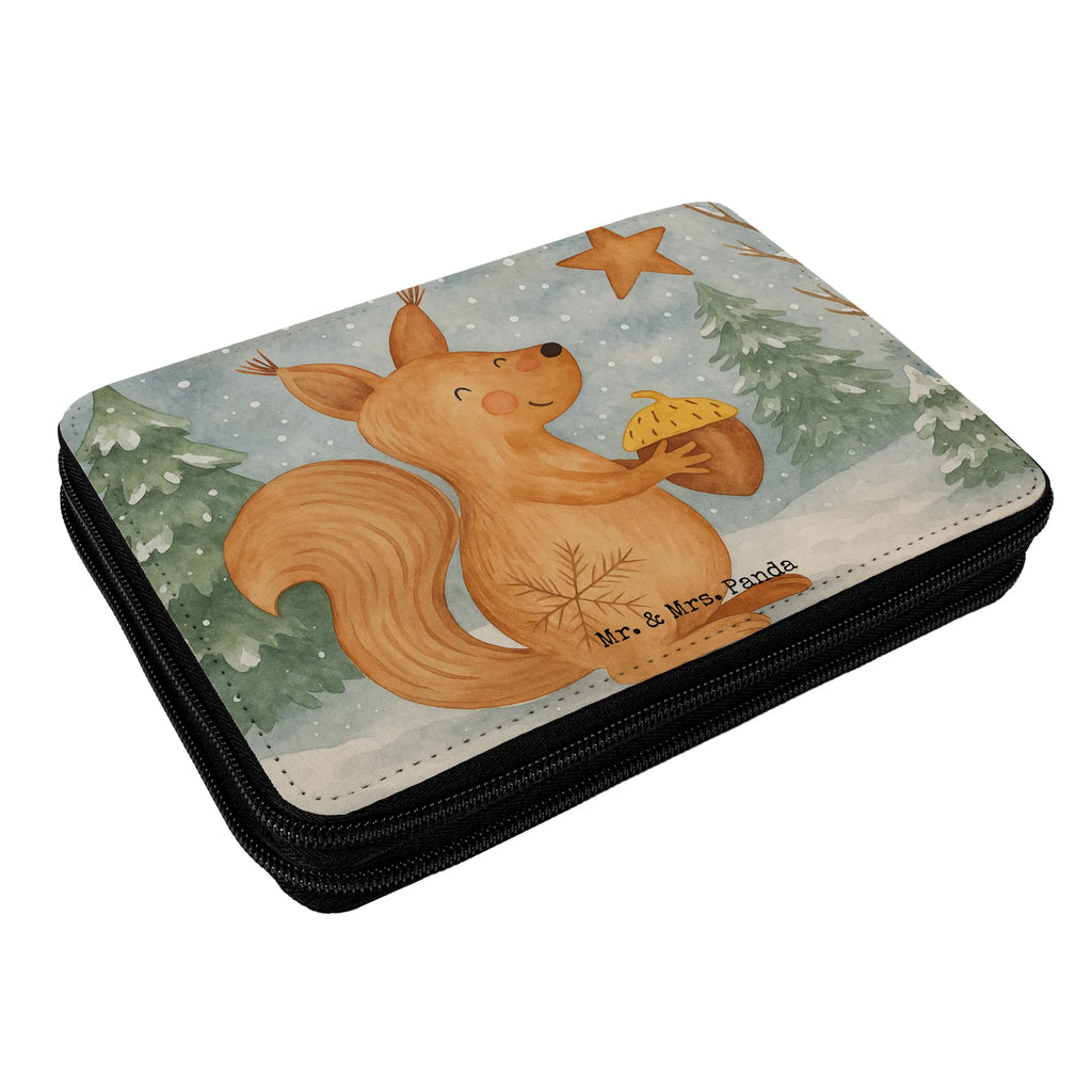 Federmappe Eichhörnchen Weihnachten Design Federmappe, Stiftetasche, Stifte Etui, Schule, Einschulung, Geschenk, Kind, Schüler, Schülerin, Stifterolle, Federmäppchen, Motiv, Grundschule, Federmäppchen bedruckt, Büro Stifte Etui, Bestückte Federmappe, Kinder Federmappe, Federmappe Einschulung, Winter, Weihnachten, Weihnachtsdeko, Nikolaus, Advent, Heiligabend, Wintermotiv, Frohe Weihnachten, Frohes neues Jahr, Guten Rutsch, Weihnachtsmotiv, Weihnachtsgruß, Neujahr, Vogel