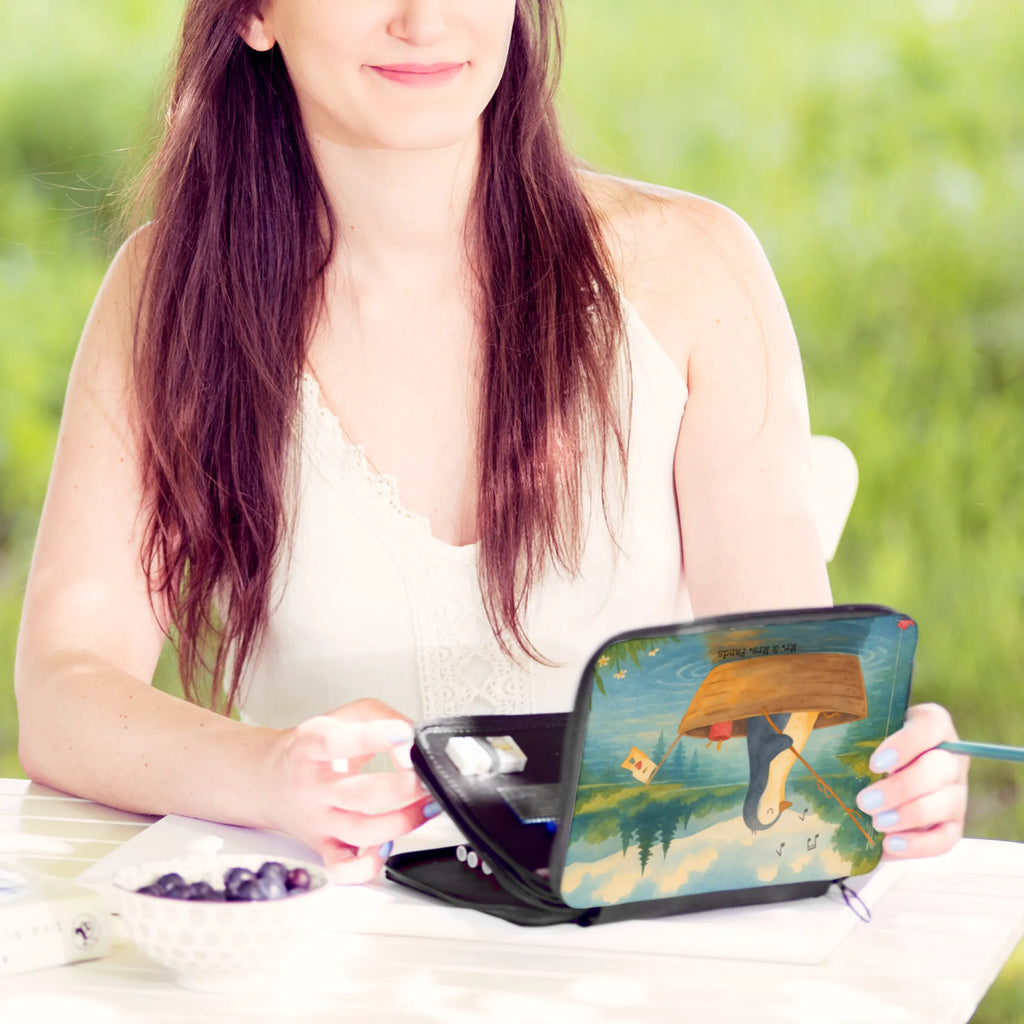 Federmappe Pinguin Angelboot Design Federmappe, Stiftetasche, Stifte Etui, Schule, Einschulung, Geschenk, Kind, Schüler, Schülerin, Stifterolle, Federmäppchen, Motiv, Grundschule, Federmäppchen bedruckt, Büro Stifte Etui, Bestückte Federmappe, Kinder Federmappe, Federmappe Einschulung, Pinguin, Pinguine, Angeln, Boot, Angelboot, Lebenslust, Leben, genießen, Motivation, Neustart, Neuanfang, Trennung, Scheidung, Geschenkidee Liebeskummer