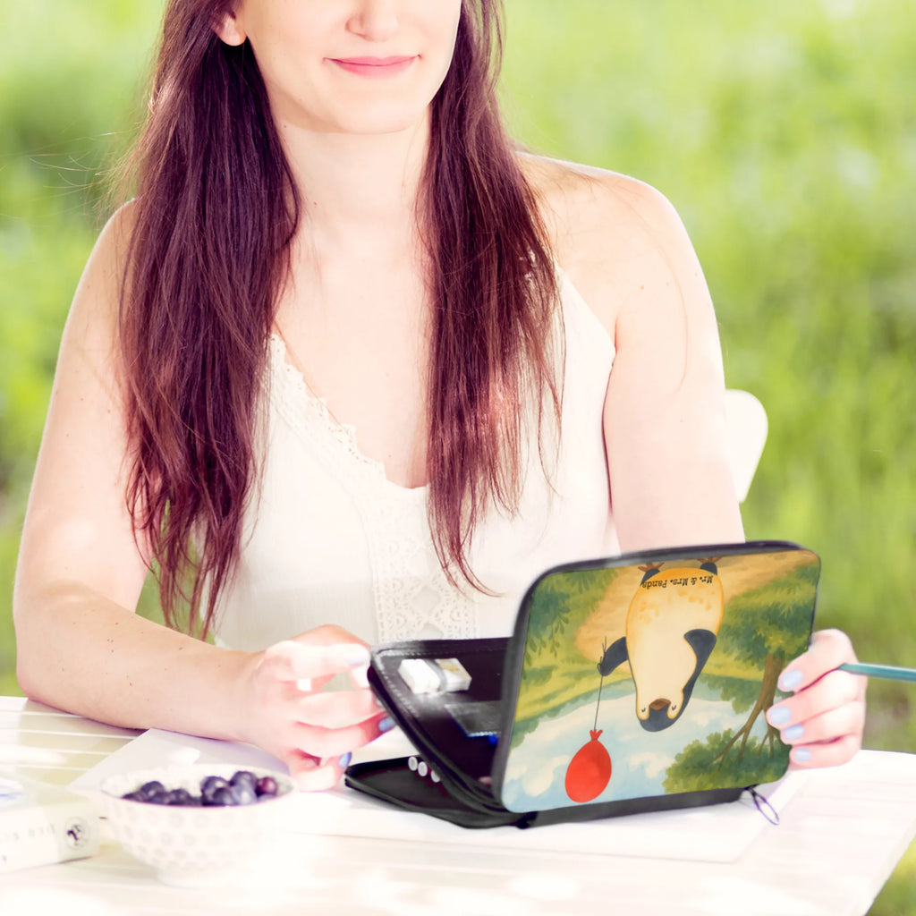 Federmappe Pinguin Luftballon Design Federmappe, Stiftetasche, Stifte Etui, Schule, Einschulung, Geschenk, Kind, Schüler, Schülerin, Stifterolle, Federmäppchen, Motiv, Grundschule, Federmäppchen bedruckt, Büro Stifte Etui, Bestückte Federmappe, Kinder Federmappe, Federmappe Einschulung, Pinguin, Pinguine, Luftballon, Tagträume, Lebenslust, Geschenk Freundin, Geschenkidee, beste Freundin, Motivation, Neustart, neues Leben, Liebe, Glück