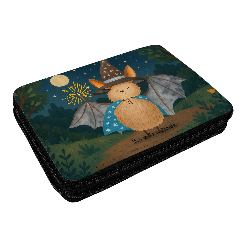 Federmappe Fledermaus Zauberer Design Federmappe, Stiftetasche, Stifte Etui, Schule, Einschulung, Geschenk, Kind, Schüler, Schülerin, Stifterolle, Federmäppchen, Motiv, Grundschule, Federmäppchen bedruckt, Büro Stifte Etui, Bestückte Federmappe, Kinder Federmappe, Federmappe Einschulung, Tiermotive, Gute Laune, lustige Sprüche, Tiere, Fledermaus, Fledermäuse, Zauberer, Magier, Frauen, reinsteigern