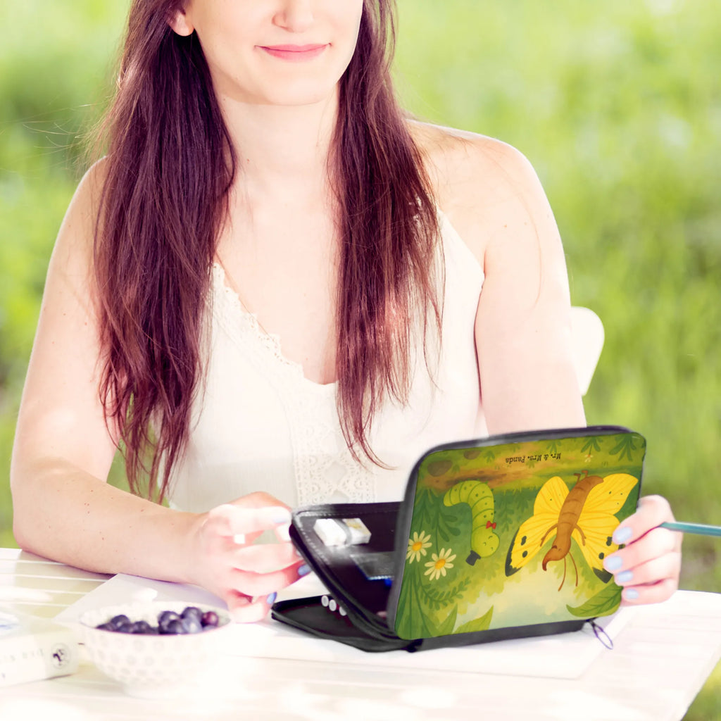 Federmappe Raupe Schmetterling Design Federmappe, Stiftetasche, Stifte Etui, Schule, Einschulung, Geschenk, Kind, Schüler, Schülerin, Stifterolle, Federmäppchen, Motiv, Grundschule, Federmäppchen bedruckt, Büro Stifte Etui, Bestückte Federmappe, Kinder Federmappe, Federmappe Einschulung, Tiermotive, Gute Laune, lustige Sprüche, Tiere, Raupe, Schmetterling, Zitronenfalter, Entwicklung, Erwachsen werden, Kokon, Hut, Hütchen, Schönheit, Aufwachsen