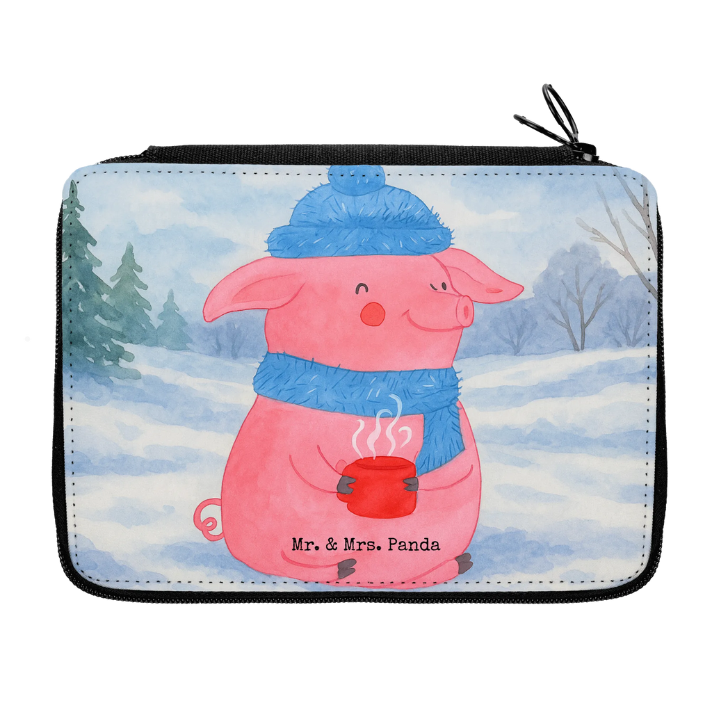 Federmappe Schweinchen Glühwein Design Federmappe, Stiftetasche, Stifte Etui, Schule, Einschulung, Geschenk, Kind, Schüler, Schülerin, Stifterolle, Federmäppchen, Motiv, Grundschule, Federmäppchen bedruckt, Büro Stifte Etui, Bestückte Federmappe, Kinder Federmappe, Federmappe Einschulung, Winter, Weihnachten, Weihnachtsdeko, Nikolaus, Advent, Heiligabend, Wintermotiv, Glühwein, Betrunken, Weihnachtsmarkt, Spruch