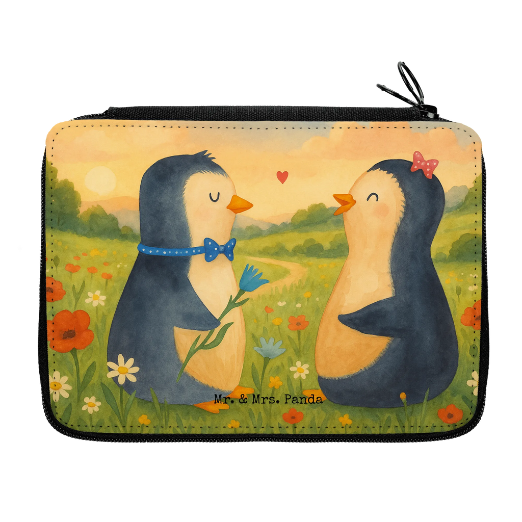 Federmappe Pinguin Pärchen Design Federmappe, Stiftetasche, Stifte Etui, Schule, Einschulung, Geschenk, Kind, Schüler, Schülerin, Stifterolle, Federmäppchen, Motiv, Grundschule, Federmäppchen bedruckt, Büro Stifte Etui, Bestückte Federmappe, Kinder Federmappe, Federmappe Einschulung, Pinguin, Pinguine, Liebe, Liebespaar, Liebesbeweis, Liebesgeschenk, Verlobung, Jahrestag, Hochzeitstag, Hochzeit, Hochzeitsgeschenk, große Liebe, Traumpaar
