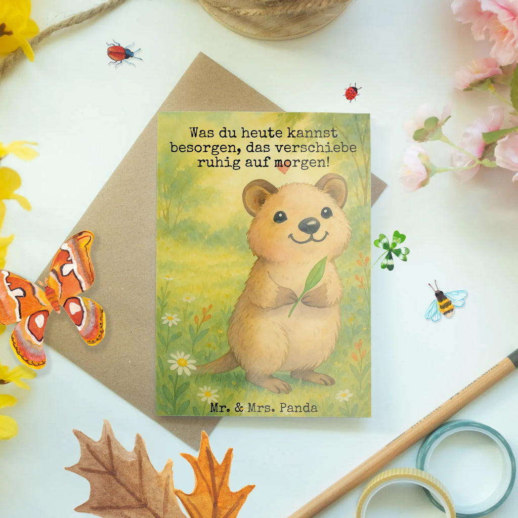 Grußkarte Quokka Happy Design Grußkarte, Klappkarte, Einladungskarte, Glückwunschkarte, Hochzeitskarte, Geburtstagskarte, Karte, Ansichtskarten, Tiermotive, Gute Laune, lustige Sprüche, Tiere, Quokka, Verschieben, Aufschieberitis, Lustiger Spruch, Niedliches Tier, Dinge erledigen