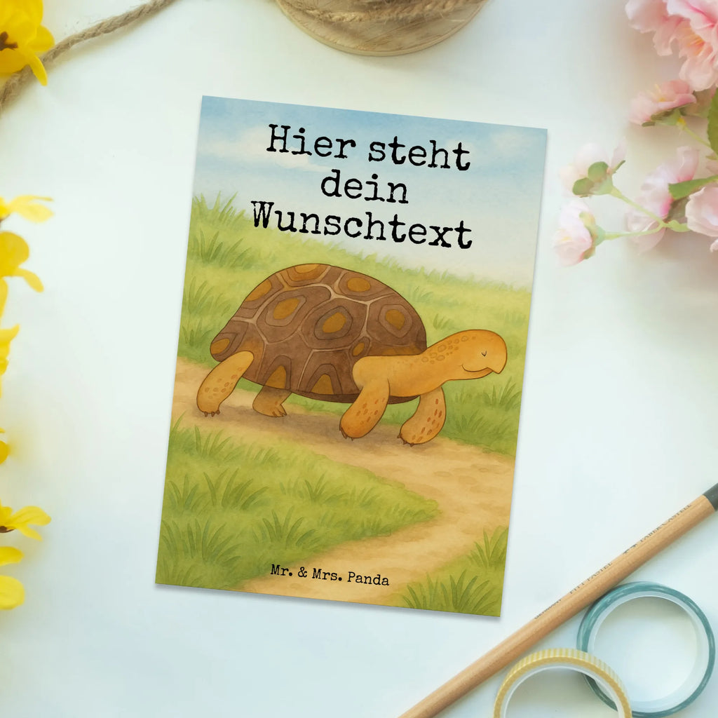 Personalisierte Postkarte Schildkröte Marschieren Design Postkarte bedrucken, Postkarte personalisierbar, Grußkarte mit Namen, Ansichtskarte mit Namen, Postkarte mit Wunschtext, Grußkarte mit Wunschtext, Einladung mit Wunschtext, Postkarte mit Namen, Geschenkkarte mit Wunschtext, Geschenkkarte mit Namen, Karte mit Wunschtext, Ansichtskarte mit Wunschtext, Einladung mit Namen, Karte mit Namen, Meerestiere, Meer, Urlaub, Inspiration, Motivation, Schildkröte, Schildkröten, get lost, Neustart, Abenteuer, Lieblingsmensch, Reiselust