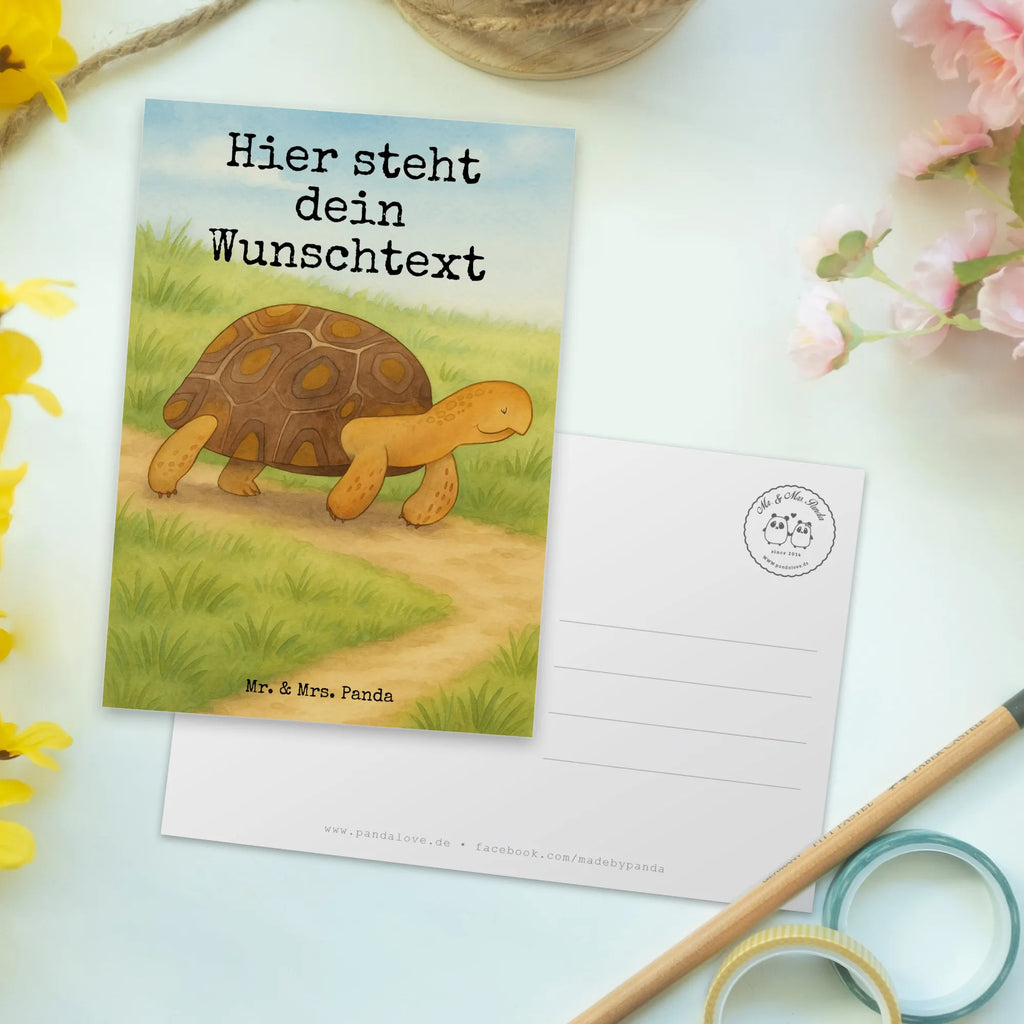 Personalisierte Postkarte Schildkröte Marschieren Design Postkarte bedrucken, Postkarte personalisierbar, Grußkarte mit Namen, Ansichtskarte mit Namen, Postkarte mit Wunschtext, Grußkarte mit Wunschtext, Einladung mit Wunschtext, Postkarte mit Namen, Geschenkkarte mit Wunschtext, Geschenkkarte mit Namen, Karte mit Wunschtext, Ansichtskarte mit Wunschtext, Einladung mit Namen, Karte mit Namen, Meerestiere, Meer, Urlaub, Inspiration, Motivation, Schildkröte, Schildkröten, get lost, Neustart, Abenteuer, Lieblingsmensch, Reiselust