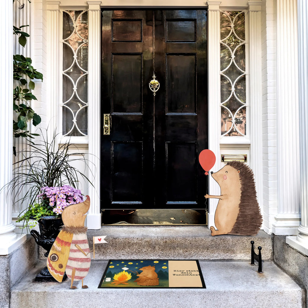 Personalisierte Fußmatte Bär & Marienkäfer Lagerfeuer Design Fußmatte mit Namen, Bedrucken, Wunschnamen, Haustürmatte personalisiert, Fußmatte bedrucken, Türvorleger mit Namen, Namensfussmatte, personalisierung, Türvorleger personalisiert, Personalisiert, Personalisierte Fußmatte, Teddy, Teddybär, Bär, Lagerfeuer