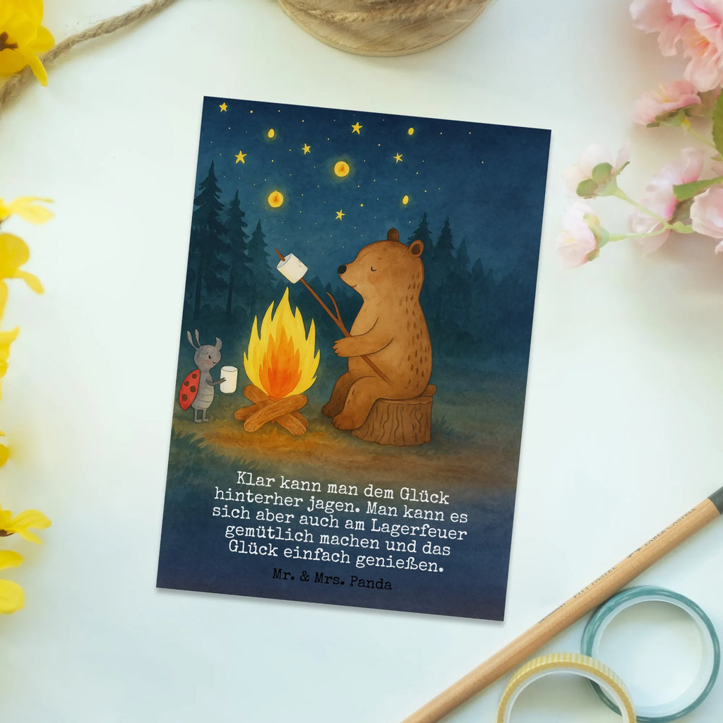 Postkarte Bär & Marienkäfer Lagerfeuer Design Postkarte, Karte, Geschenkkarte, Grußkarte, Einladung, Ansichtskarte, Geburtstagskarte, Einladungskarte, Dankeskarte, Ansichtskarten, Einladung Geburtstag, Einladungskarten Geburtstag, Bär, Teddy, Teddybär, Lagerfeuer