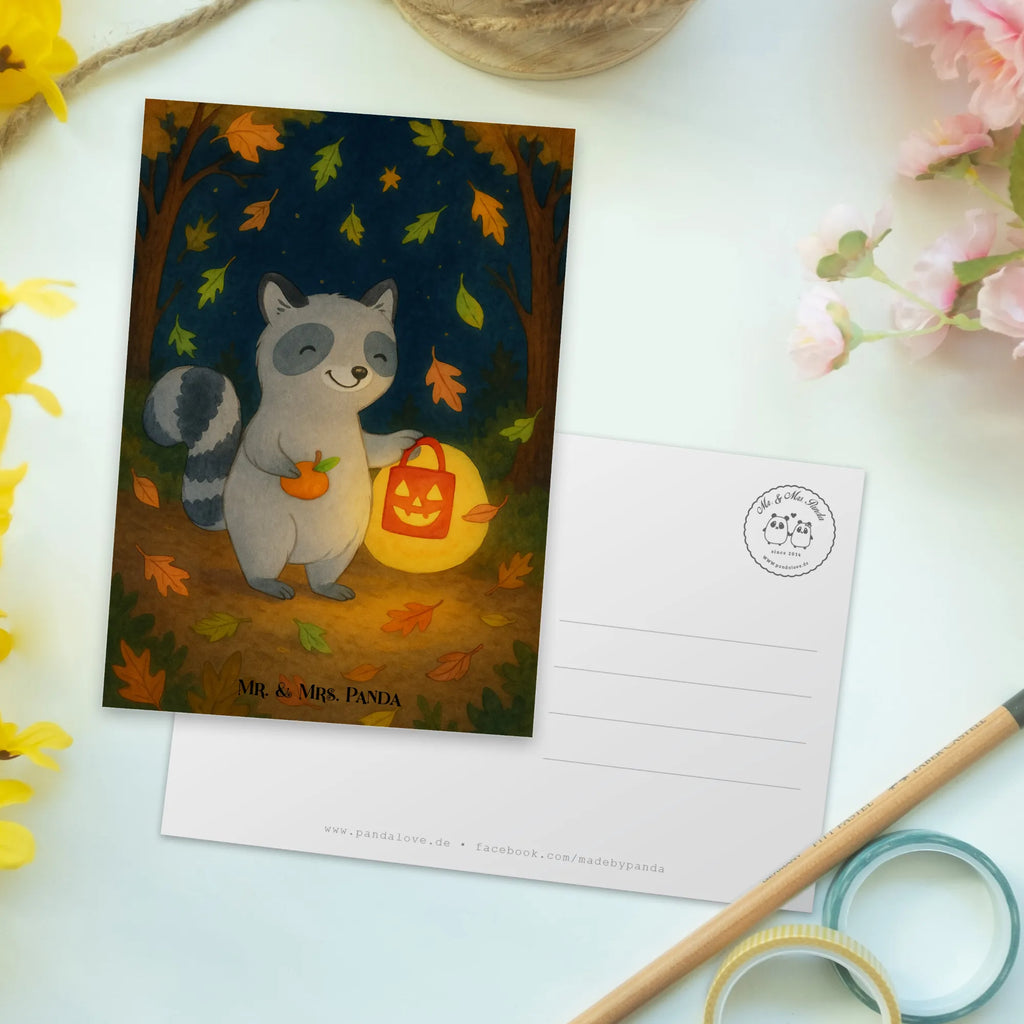 Pocztówka szop pracz latarnia Design Postkarte, Karte, Geschenkkarte, Grußkarte, Einladung, Ansichtskarte, Geburtstagskarte, Einladungskarte, Dankeskarte, Ansichtskarten, Einladung Geburtstag, Einladungskarten Geburtstag, Halloween, Deko, Martinssingen, Dekoration, Geschenke, Schenken, Halloween Deko, Trick or Treat, Süßes sonst gibt's saures, Waschbär, Laterne, Herbst