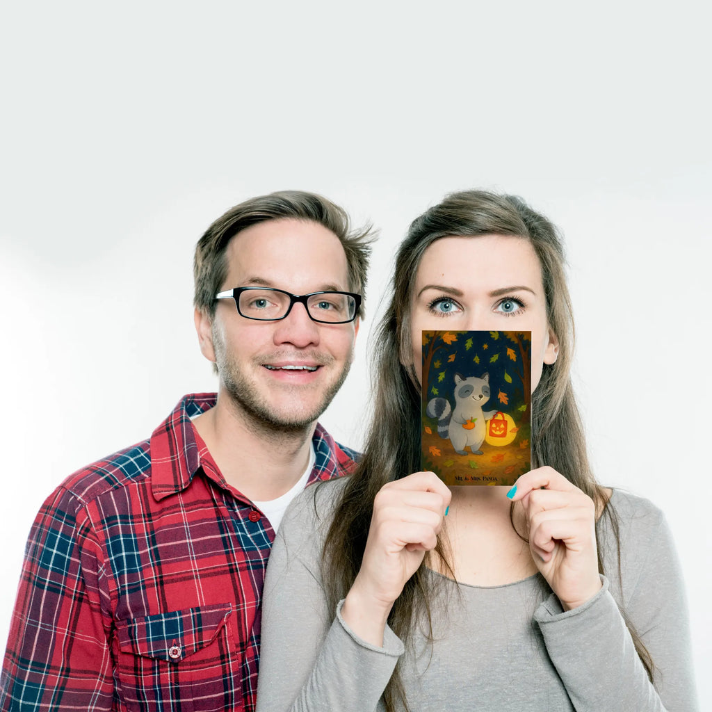 Pocztówka szop pracz latarnia Design Postkarte, Karte, Geschenkkarte, Grußkarte, Einladung, Ansichtskarte, Geburtstagskarte, Einladungskarte, Dankeskarte, Ansichtskarten, Einladung Geburtstag, Einladungskarten Geburtstag, Halloween, Deko, Martinssingen, Dekoration, Geschenke, Schenken, Halloween Deko, Trick or Treat, Süßes sonst gibt's saures, Waschbär, Laterne, Herbst