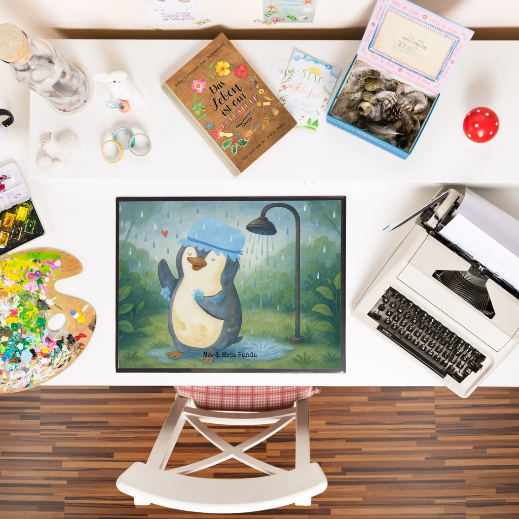 Schreibtischunterlage Pinguin Duschen Design Schreibtisch Unterlagen, Bürobedarf, Schreibtischauflage, Schreibwaren, Schreibtischunterlage Groß, Schreibunterlage, Büroartikel, Pinguin, Lebensmotto, Dusche, glücklich sein, Neuanfang, duschen, Neustart, Pinguine, Motivation