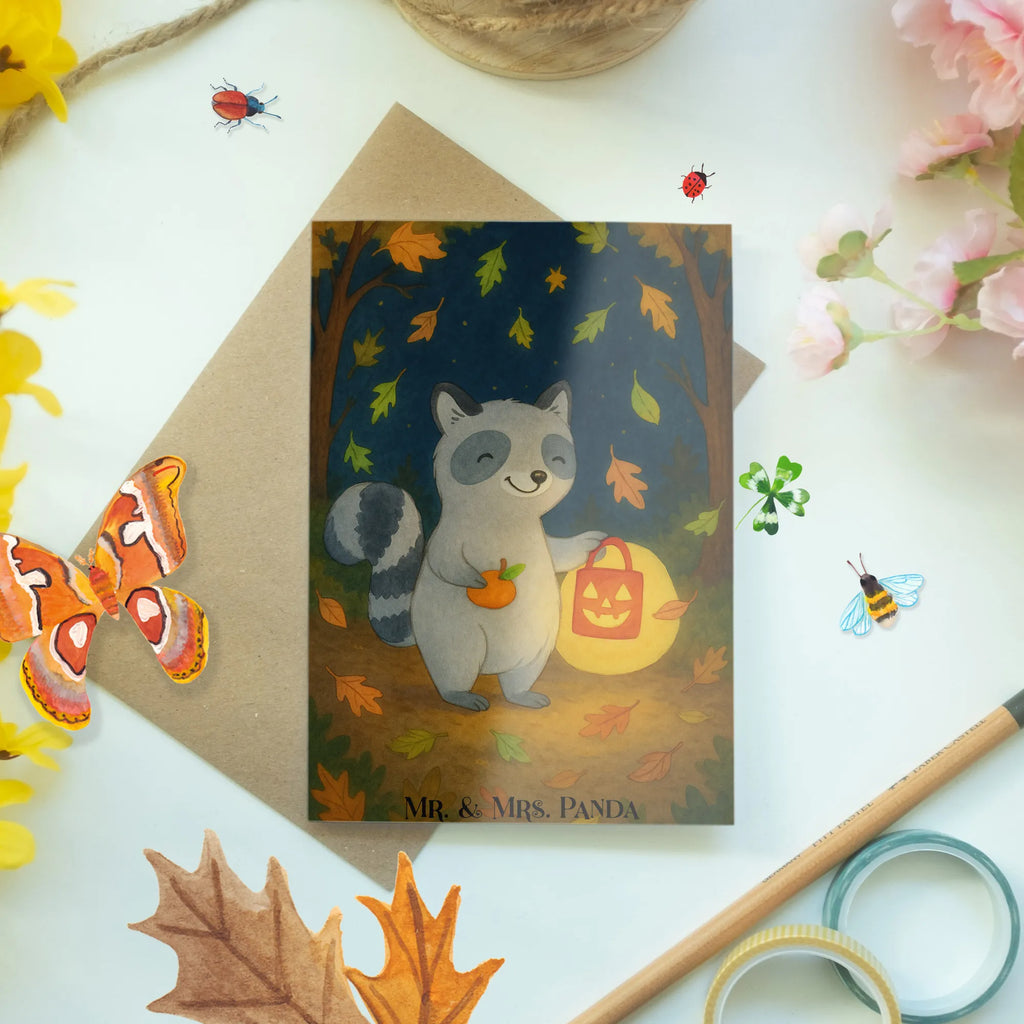 Greetings card Raccoon Lantern Design Grußkarte, Klappkarte, Einladungskarte, Glückwunschkarte, Hochzeitskarte, Geburtstagskarte, Karte, Ansichtskarten, Halloween, Deko, Martinssingen, Dekoration, Geschenke, Schenken, Halloween Deko, Trick or Treat, Süßes sonst gibt's saures, Waschbär, Laterne, Herbst