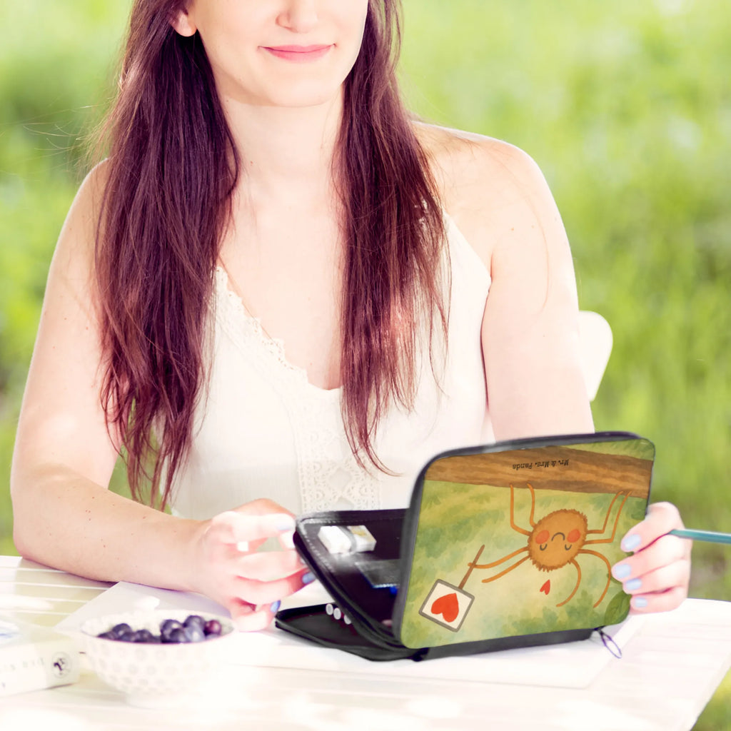 Leather folder Spider Agatha Motivation Design Federmappe, Stiftetasche, Stifte Etui, Schule, Einschulung, Geschenk, Kind, Schüler, Schülerin, Stifterolle, Federmäppchen, Motiv, Grundschule, Federmäppchen bedruckt, Büro Stifte Etui, Bestückte Federmappe, Kinder Federmappe, Federmappe Einschulung, Spinne Agathe, Spinne, Agathe, Videos, Merchandise, Motivation, Glück, Liebe, Vertrauen, Dankeschön