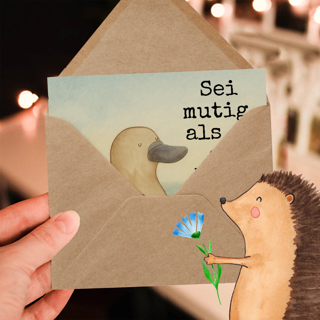 Deluxe Karte Schnabeltier Mut Design Karte, Grußkarte, Klappkarte, Einladungskarte, Glückwunschkarte, Hochzeitskarte, Geburtstagskarte, Hochwertige Grußkarte, Hochwertige Klappkarte, Meerestiere, Meer, Urlaub, Schnabeltier, Mut, mutig, Lebensweisheit, Schnabeltiere, Motivation, Training, Büro, Arbeit, Neuanfang, Neustart, Weltreise, Raodtrip