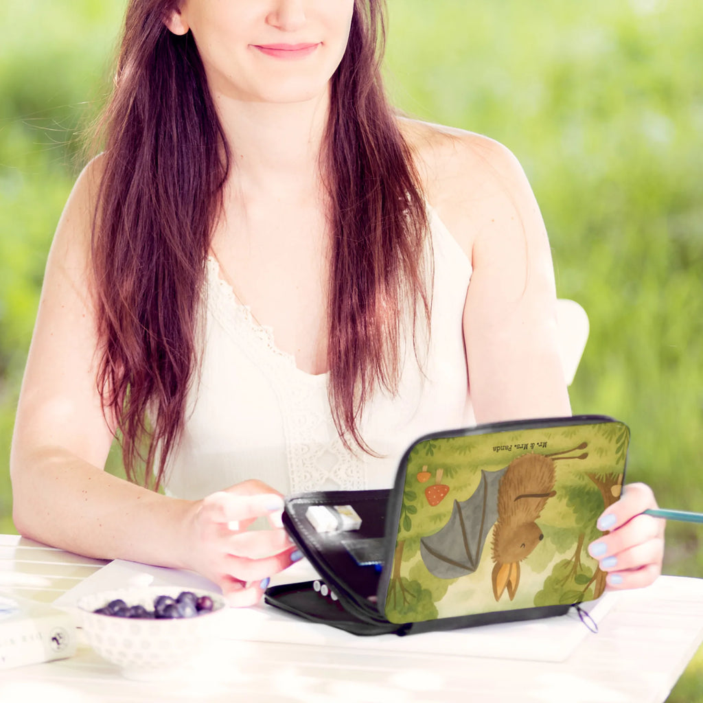 Leather folder bat Sit Design Federmappe, Stiftetasche, Stifte Etui, Schule, Einschulung, Geschenk, Kind, Schüler, Schülerin, Stifterolle, Federmäppchen, Motiv, Grundschule, Federmäppchen bedruckt, Büro Stifte Etui, Bestückte Federmappe, Kinder Federmappe, Federmappe Einschulung, Tiermotive, Gute Laune, lustige Sprüche, Tiere, Fledermaus, Fledermäuse, Motivation, entspannen