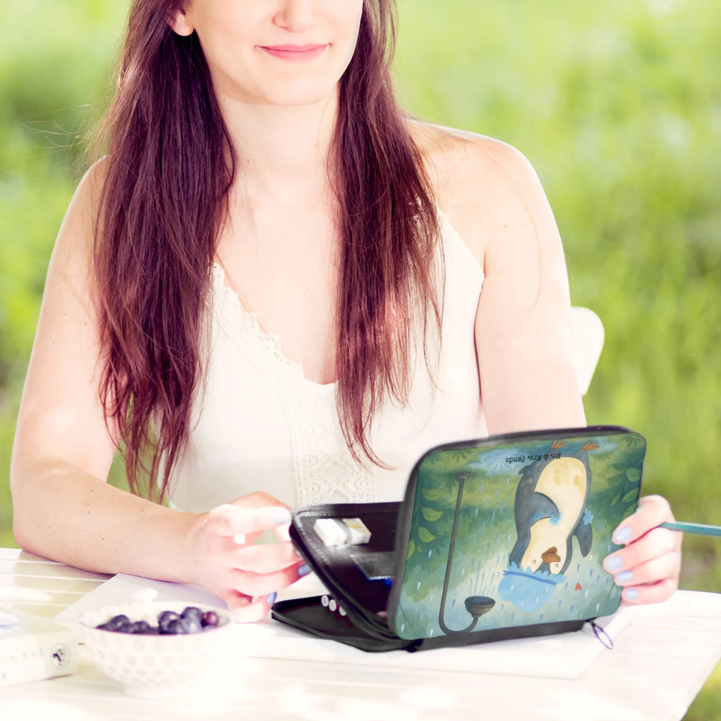 Leather folder Penguin have a shower Design Federmappe, Stiftetasche, Stifte Etui, Schule, Einschulung, Geschenk, Kind, Schüler, Schülerin, Stifterolle, Federmäppchen, Motiv, Grundschule, Federmäppchen bedruckt, Büro Stifte Etui, Bestückte Federmappe, Kinder Federmappe, Federmappe Einschulung, Pinguin, Pinguine, Dusche, duschen, Lebensmotto, Motivation, Neustart, Neuanfang, glücklich sein