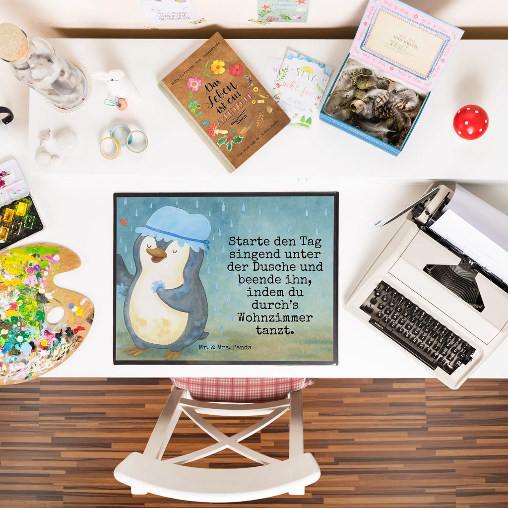 Schreibtischunterlage Pinguin Duschen Design Schreibtisch Unterlagen, Bürobedarf, Schreibtischauflage, Schreibwaren, Schreibtischunterlage Groß, Schreibunterlage, Büroartikel, Pinguin, Lebensmotto, Dusche, glücklich sein, Neuanfang, duschen, Neustart, Pinguine, Motivation