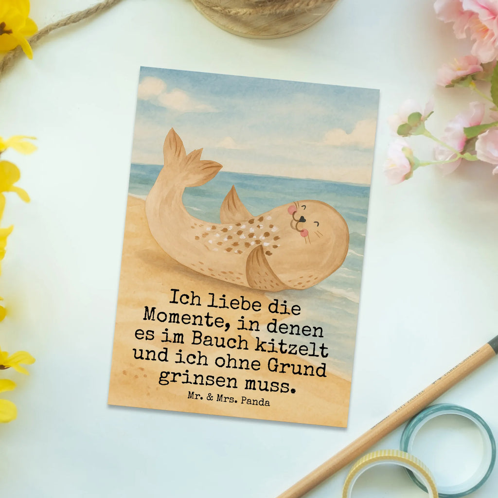 Postkarte Robbe Liegen Design Postkarte, Karte, Geschenkkarte, Grußkarte, Einladung, Ansichtskarte, Geburtstagskarte, Einladungskarte, Dankeskarte, Ansichtskarten, Einladung Geburtstag, Einladungskarten Geburtstag, Tiermotive, Gute Laune, lustige Sprüche, Tiere, Robbe, Robben, Seehund, Strand, Meerestier, Ostsee, Nordsee, Lachen, Freude