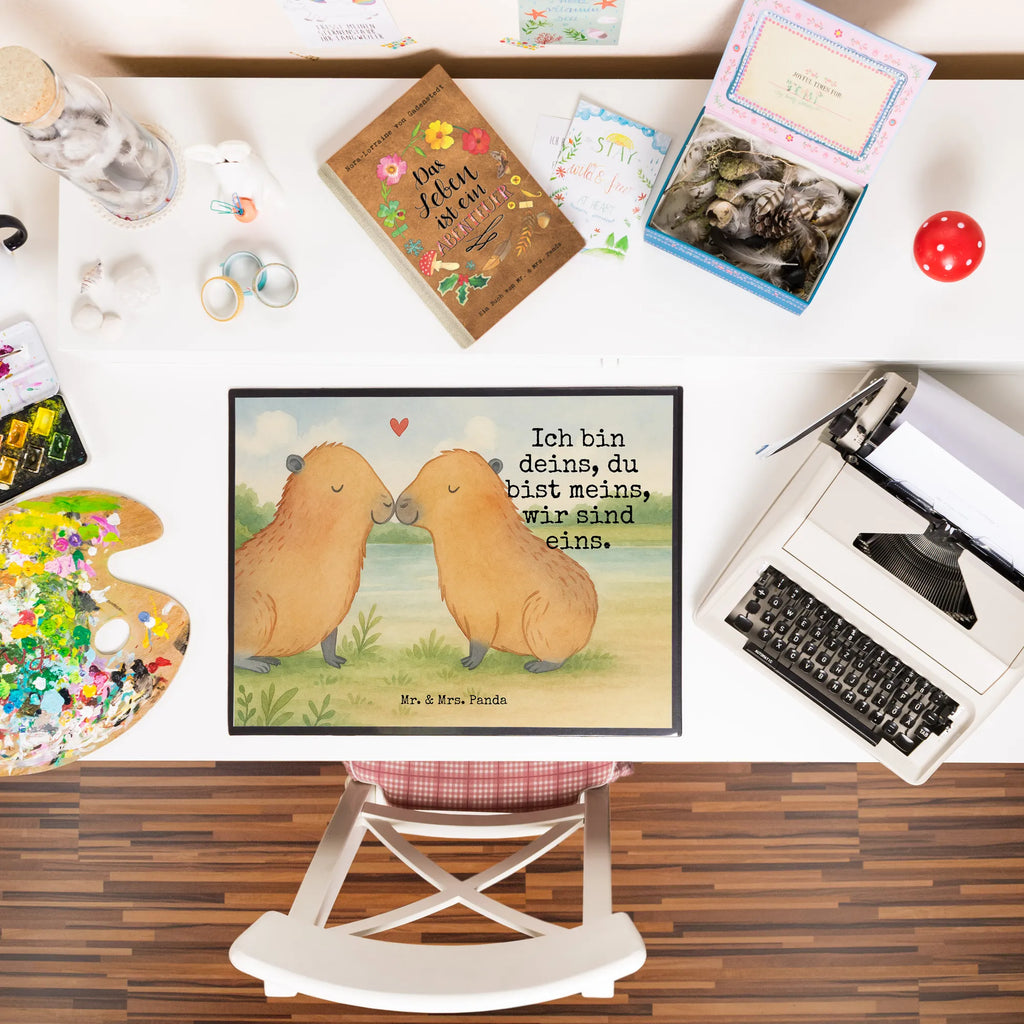 Schreibtischunterlage Capybara Liebe Design Schreibtischunterlage Groß, Büroartikel, Schreibtisch Unterlagen, Schreibunterlage, Schreibwaren, Bürobedarf, Schreibtischauflage, Tiermotive, Gute Laune, lustige Sprüche, Tiere, Beziehung, Romantisches Geschenk, Tierliebe, Liebesbeweis, Verschmolzen, Liebesspruch, Partnertiere, Geschenkidee, Ich bin deins, Jahrestag, Capybara, Paar, Ehejubiläum, Liebe, Herzlich, Valentinstag, verliebt, Du bist meins, Handgezeichnet, Kuschel Capybaras