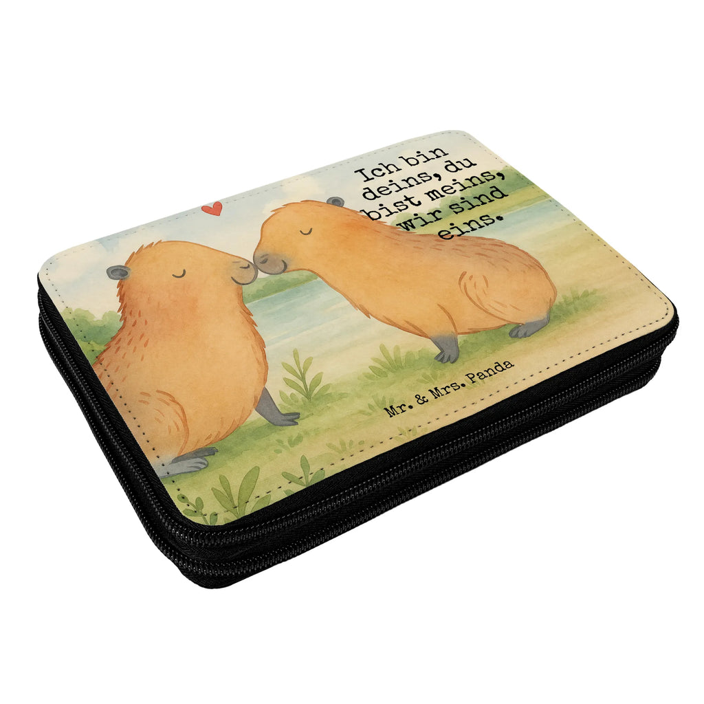 Federmappe Capybara Liebe Design Schule, Stifterolle, Federmappe, Einschulung, Schüler, Federmäppchen, Stiftetasche, Geschenk, Stifte Etui, Federmappe Einschulung, Grundschule, Bestückte Federmappe, Büro Stifte Etui, Motiv, Kinder Federmappe, Schülerin, Federmäppchen bedruckt, Kind, Tiermotive, Gute Laune, lustige Sprüche, Tiere, Jahrestag, Handgezeichnet, Kuschel Capybaras, verliebt, Capybara, Valentinstag, Beziehung, Partnertiere, Liebe, Tierliebe, Paar, Liebesbeweis, Du bist meins, Geschenkidee, Herzlich, Ich bin deins, Ehejubiläum, Verschmolzen, Liebesspruch, Romantisches Geschenk