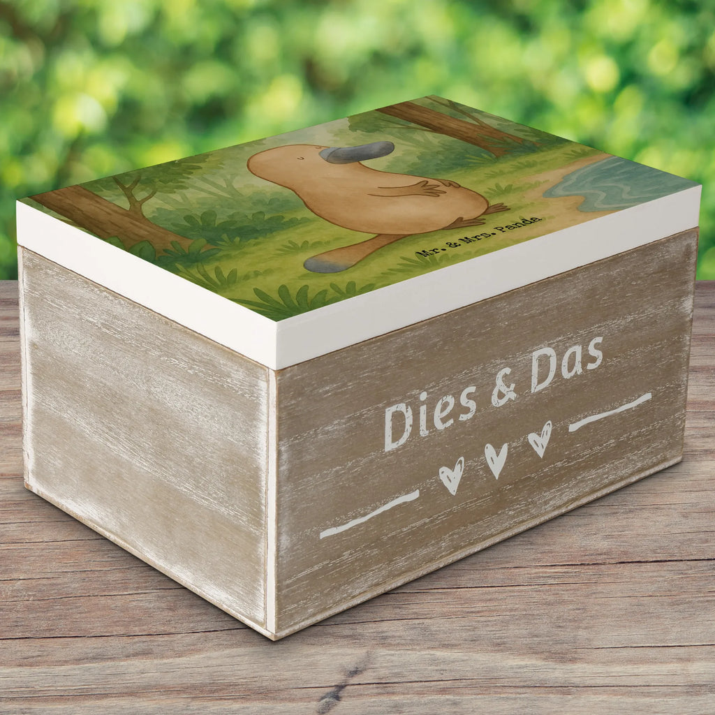 Skrzynia drewniana dziobak Odwaga Design XXL, Geschenkdose, Erinnerungsbox, Geschenkbox, Aufbewahrungsbox, Kiste, Schatzkiste, Erinnerungskiste, Dekokiste, Schatulle, Truhe, Holzkiste, Meerestiere, Meer, Urlaub, Mut, Training, Raodtrip, Weltreise, Neustart, Motivation, Büro, mutig, Arbeit, Neuanfang, Schnabeltiere, Lebensweisheit, Schnabeltier