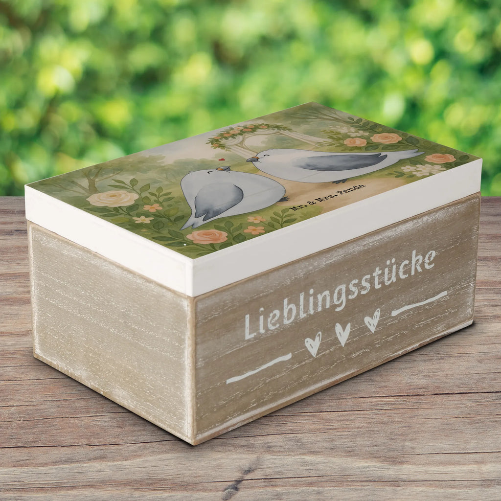 Holzkiste Tauben Liebe Design Truhe, Erinnerungskiste, Schatulle, Holzkiste, Geschenkdose, Dekokiste, Erinnerungsbox, XXL, Aufbewahrungsbox, Schatzkiste, Kiste, Geschenkbox, Hochzeit, Hochzeitsgeschenk, Ehe, Hochzeitsfeier, Trauung, Trauungsgeschenk, Hochzeitskarte, Verlobungsfeier, Verlobungsgeschenk, Hochzeitsgeschenkideen, Hochzeitsgeschenke für Brautpaar, Tauben, Taube, Turteltaube, Liebe, Paar, Freund, Paargeschenk, Turteltauben, Freundin