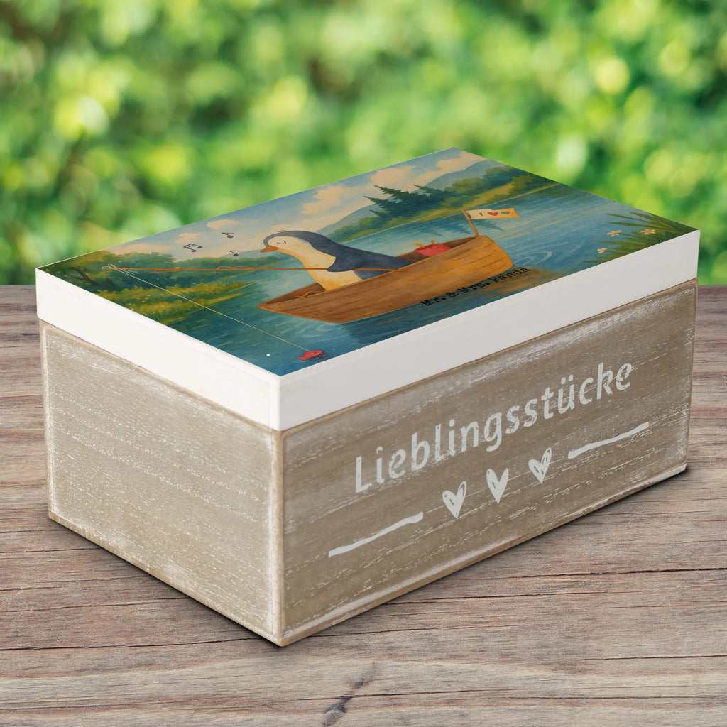 Holzkiste Pinguin Angelboot Design Geschenkbox, Geschenkdose, Dekokiste, Truhe, Erinnerungskiste, Holzkiste, Erinnerungsbox, Kiste, Aufbewahrungsbox, Schatzkiste, XXL, Schatulle, Pinguin, Trennung, Neustart, Pinguine, genießen, Geschenkidee Liebeskummer, Angelboot, Lebenslust, Neuanfang, Motivation, Angeln, Scheidung, Boot, Leben