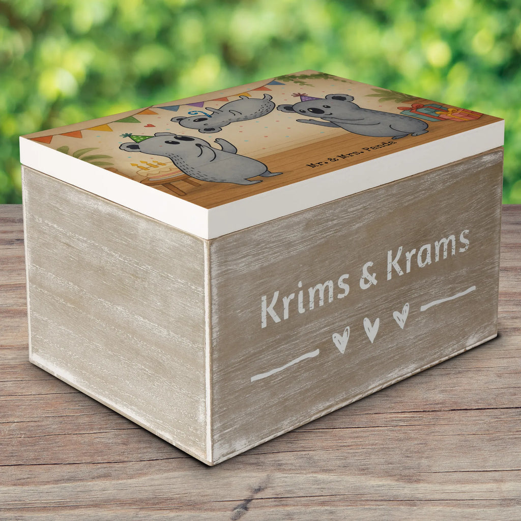 Holzkiste Koalas Geburtstag Design Truhe, Erinnerungskiste, Erinnerungsbox, Geschenkbox, Aufbewahrungsbox, Kiste, Schatulle, Schatzkiste, XXL, Dekokiste, Holzkiste, Geschenkdose, Geburtstag, Geburtstagsgeschenk, Geschenk, Happy Birthday, Geburtstage, Koala, Geburtstagsfeier