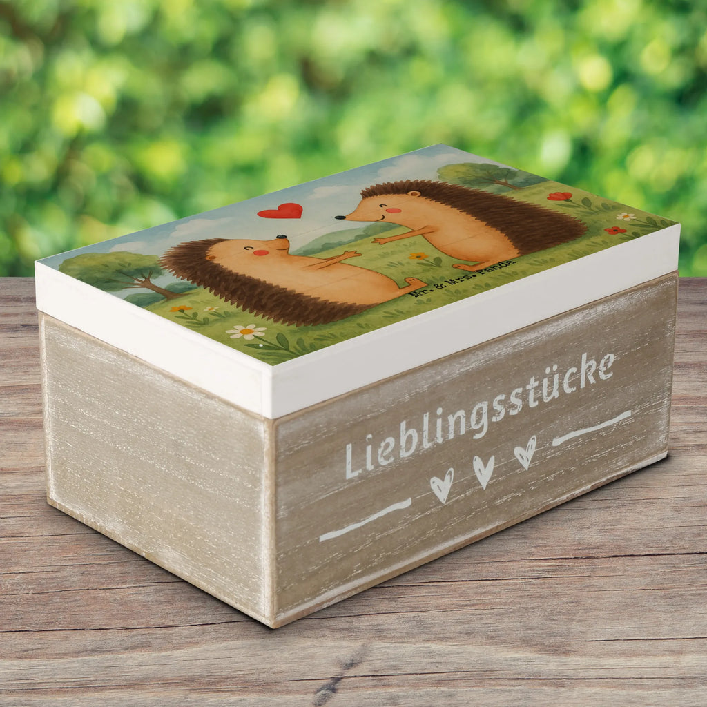 Holzkiste Igel Liebe Design Schatulle, Geschenkbox, Geschenkdose, Holzkiste, Erinnerungskiste, Kiste, Schatzkiste, Aufbewahrungsbox, Truhe, XXL, Dekokiste, Erinnerungsbox, Liebe, Partner, Freund, Freundin, Ehemann, Ehefrau, Heiraten, Verlobung, Heiratsantrag, Liebesgeschenk, Jahrestag, Hocheitstag, Hochzeit, Verheiratet, Hochzeitstag, Verliebt, Igel, Verlobt, Geschenk, Liebesbeweis