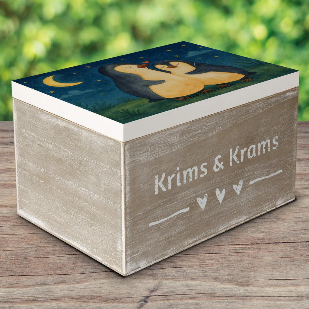 Holzkiste Pinguine Einschlafen Design Erinnerungskiste, Truhe, Holzkiste, XXL, Aufbewahrungsbox, Schatzkiste, Kiste, Erinnerungsbox, Dekokiste, Geschenkdose, Schatulle, Geschenkbox, Liebe, Partner, Freund, Freundin, Ehemann, Ehefrau, Heiraten, Verlobung, Heiratsantrag, Liebesgeschenk, Jahrestag, Hocheitstag, Geschenk für Partner, Valentinstag, Mitbringsel, Liebesbeweis, Geschenk für Frauen, Geschenk für Freundin, für Ehemann, Hochzeitstag, für Männer