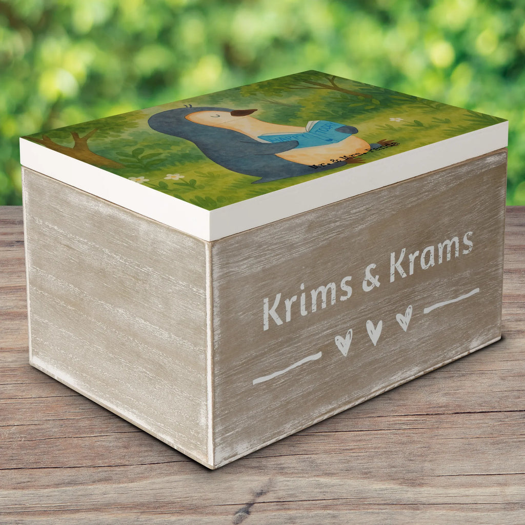 Wooden chest Penguin A book Design Geschenkdose, Erinnerungskiste, XXL, Aufbewahrungsbox, Kiste, Truhe, Geschenkbox, Erinnerungsbox, Holzkiste, Dekokiste, Schatulle, Schatzkiste, Pinguin, Faulenzen, Freizeit, Urlaub, Pinguine, Lesen, Nichtstun, Ferien, Bücherwurm, Buch