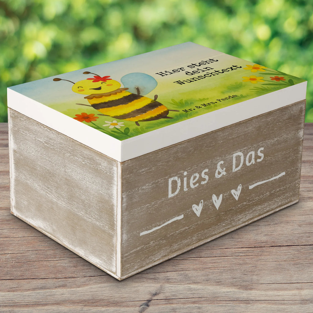Personalisierte Holzkiste Biene Happy Design Schatzkiste Personalisiert, Erinnerungsbox Personalisiert, Aufbewahrungsbox Personalisiert, Erinnerungsbox mit Namen, mit Namen, Schatulle mit Namen, Dekokiste mit Namen, Erinnerungskiste Personalisiert, Dekokiste Personalisiert, GEschenkdose personalisiert, Holzkiste Personalisiert, Aufbewahrungsbox mit Namen, Erinnerungskiste, Truhe mit Namen, Geschenkbox personalisiert, Schatulle Personalisiert, Schatzkiste mit Namen, Truhe Personalisiert, Kiste Personalisiert, Holzkiste mit Namen, Kiste mit Namen, Biene, Wespe, Hummel