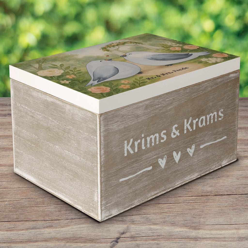 Holzkiste Tauben Liebe Design Truhe, Erinnerungskiste, Schatulle, Holzkiste, Geschenkdose, Dekokiste, Erinnerungsbox, XXL, Aufbewahrungsbox, Schatzkiste, Kiste, Geschenkbox, Hochzeit, Hochzeitsgeschenk, Ehe, Hochzeitsfeier, Trauung, Trauungsgeschenk, Hochzeitskarte, Verlobungsfeier, Verlobungsgeschenk, Hochzeitsgeschenkideen, Hochzeitsgeschenke für Brautpaar, Tauben, Taube, Turteltaube, Liebe, Paar, Freund, Paargeschenk, Turteltauben, Freundin