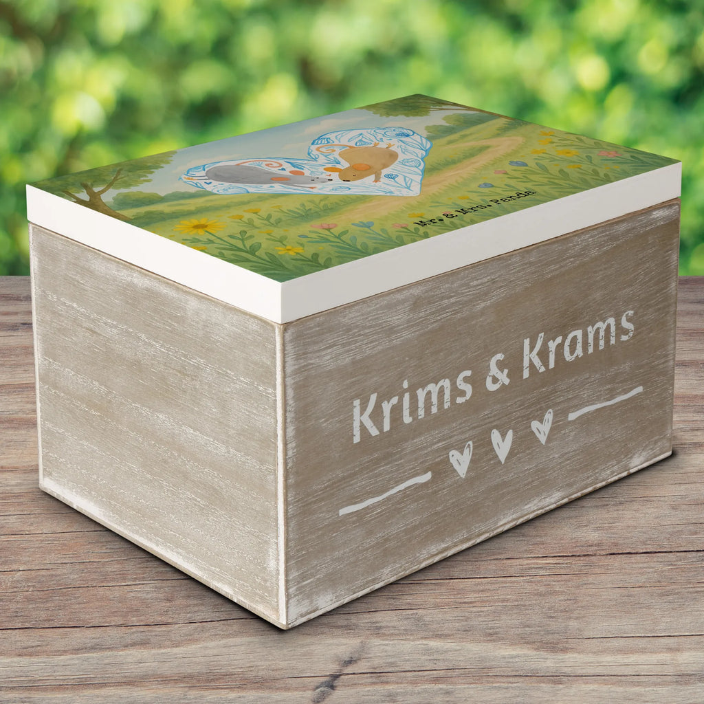 Holzkiste Mäuse Herz Design Truhe, Geschenkbox, Schatzkiste, Erinnerungskiste, Schatulle, Aufbewahrungsbox, Holzkiste, XXL, Geschenkdose, Erinnerungsbox, Kiste, Dekokiste, Liebe, Partner, Freund, Freundin, Ehemann, Ehefrau, Heiraten, Verlobung, Heiratsantrag, Liebesgeschenk, Jahrestag, Hocheitstag, Liebesbeweis, Love, Geschenk für zwei, Liebesbotschaft, Maus, Lieblingsmensch, Hochzeit, Mäuse, Gemeinsamkeit