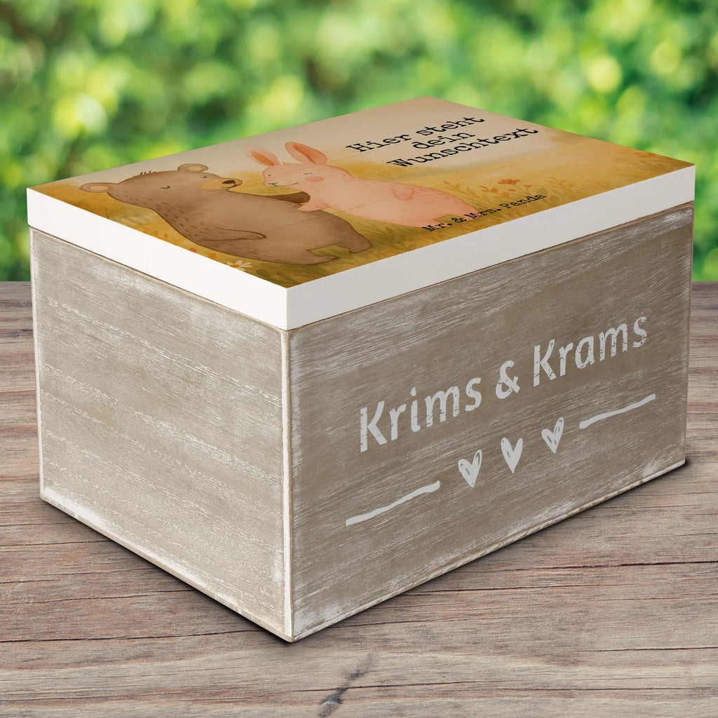 Personalisierte Holzkiste Bär und Hase Umarmen Design Schatzkiste Personalisiert, mit Namen, Schatzkiste mit Namen, Erinnerungskiste Personalisiert, Truhe mit Namen, Aufbewahrungsbox mit Namen, Dekokiste Personalisiert, Truhe Personalisiert, Schatulle mit Namen, Holzkiste mit Namen, Erinnerungsbox Personalisiert, GEschenkdose personalisiert, Schatulle Personalisiert, Aufbewahrungsbox Personalisiert, Kiste mit Namen, Erinnerungsbox mit Namen, Holzkiste Personalisiert, Kiste Personalisiert, Geschenkbox personalisiert, Erinnerungskiste, Dekokiste mit Namen, Liebe, Partner, Freund, Freundin, Ehemann, Ehefrau, Heiraten, Verlobung, Heiratsantrag, Liebesgeschenk, Jahrestag, Hocheitstag, Freunde, best friends, Bär, Bärchen, bester Freund, Hase